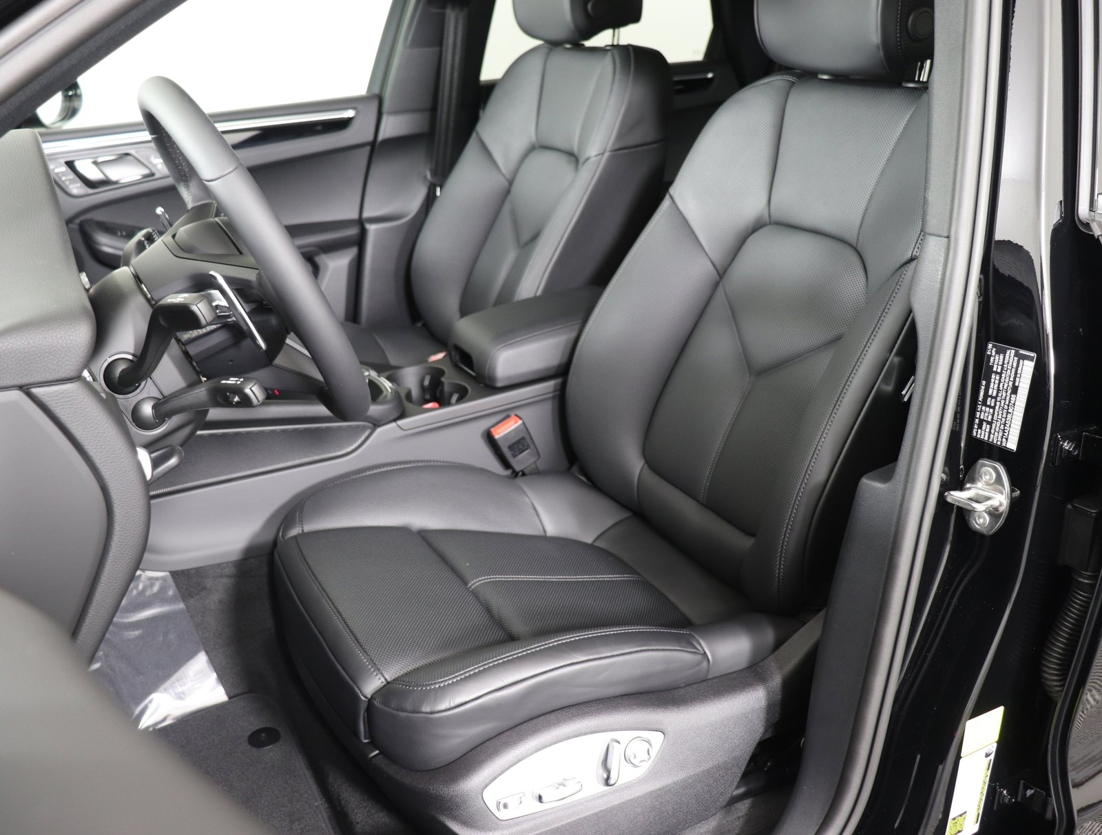 2025 Porsche Macan T photo 4