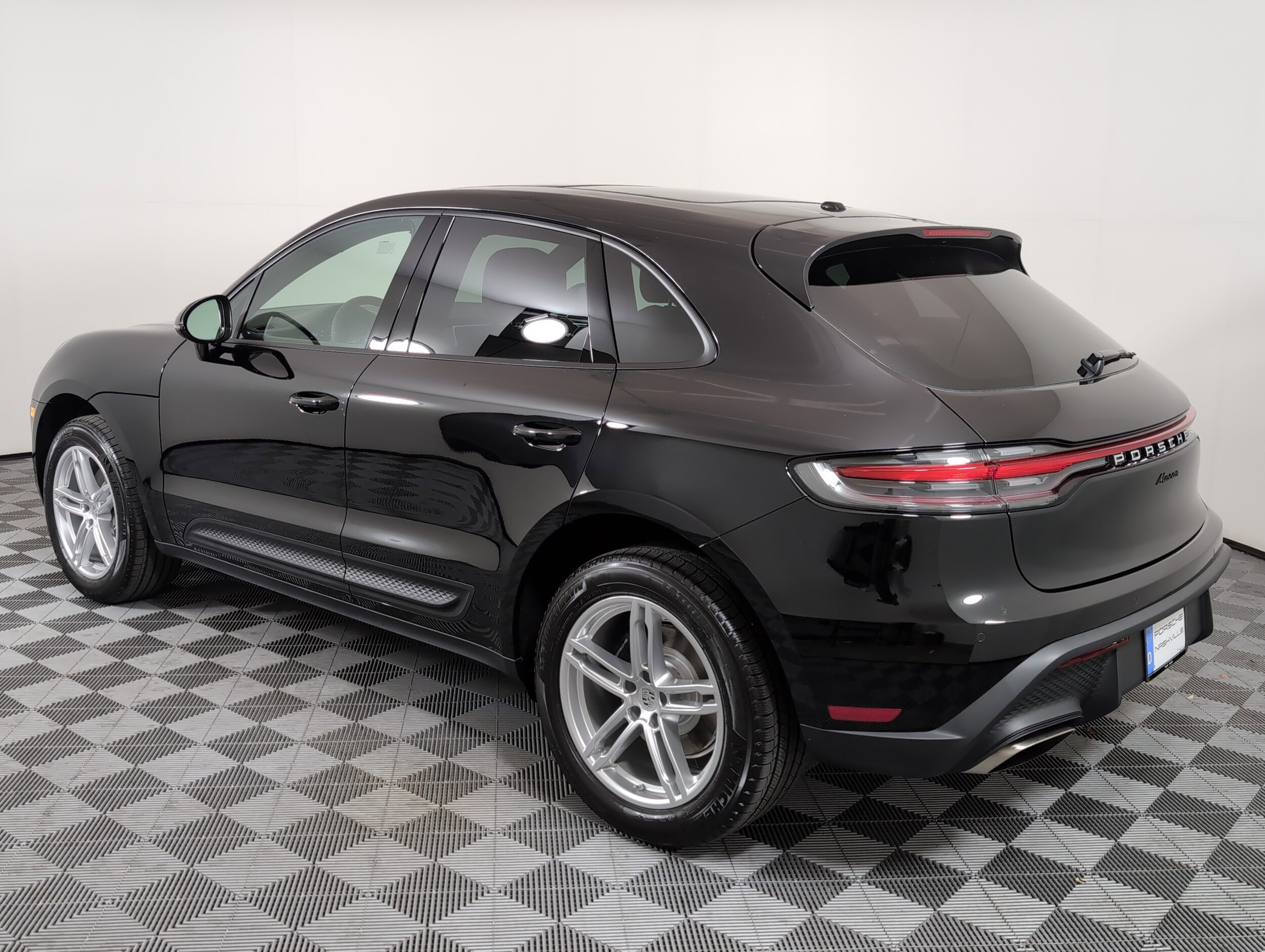 2025 Porsche Macan T photo 3