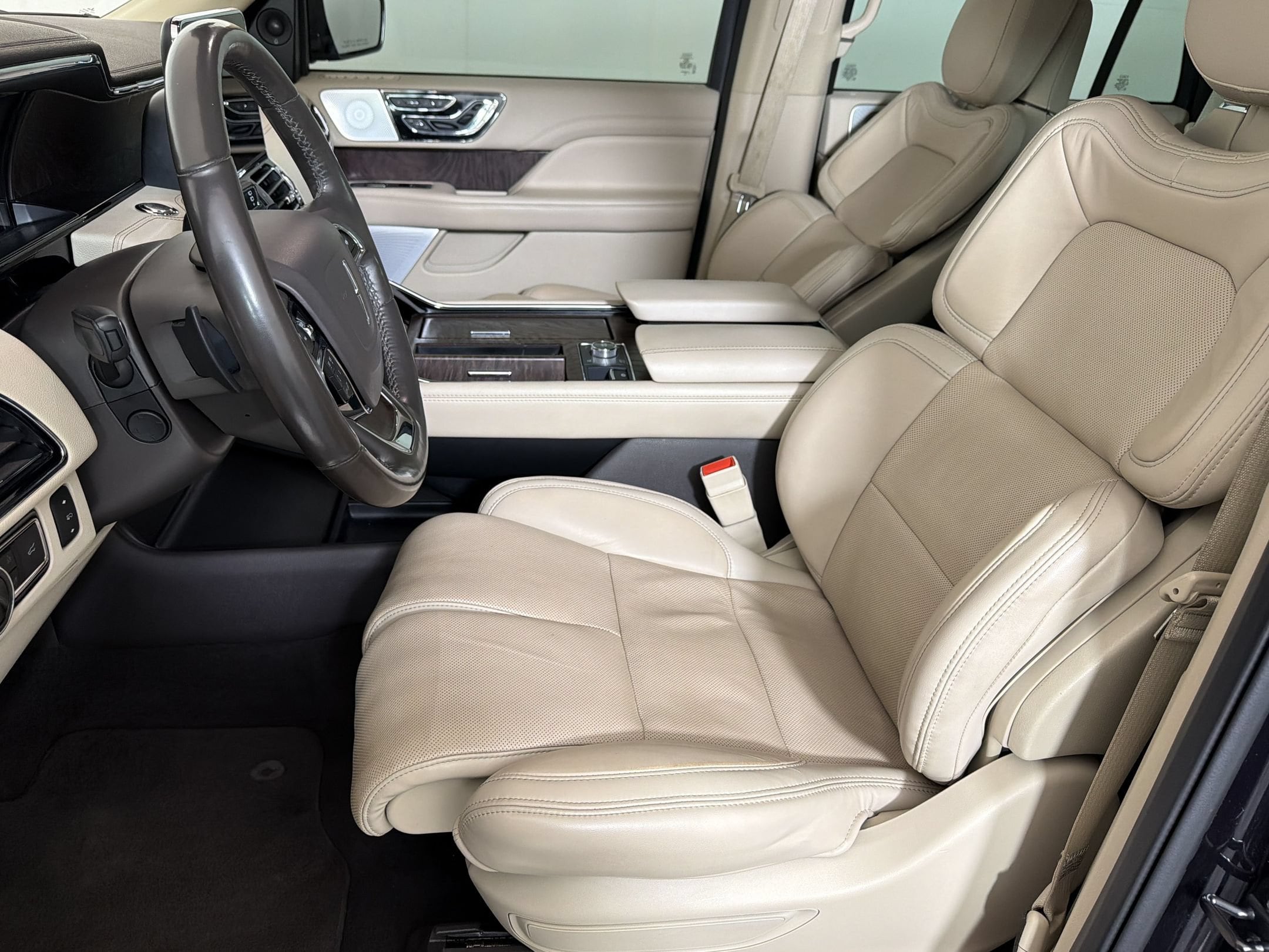 Navigator Reserve SUV
