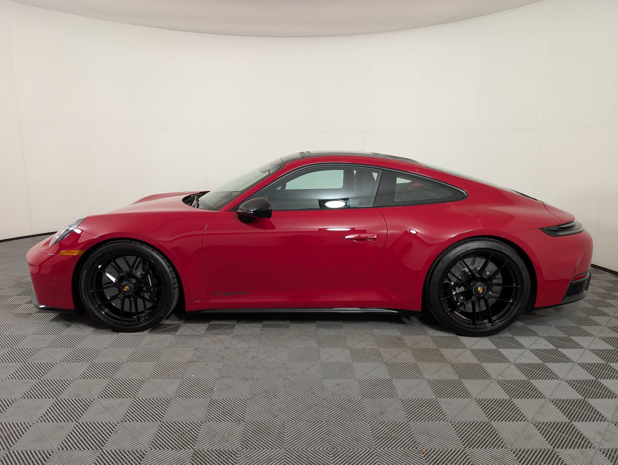 2025 Porsche 911 4 GTS photo 2