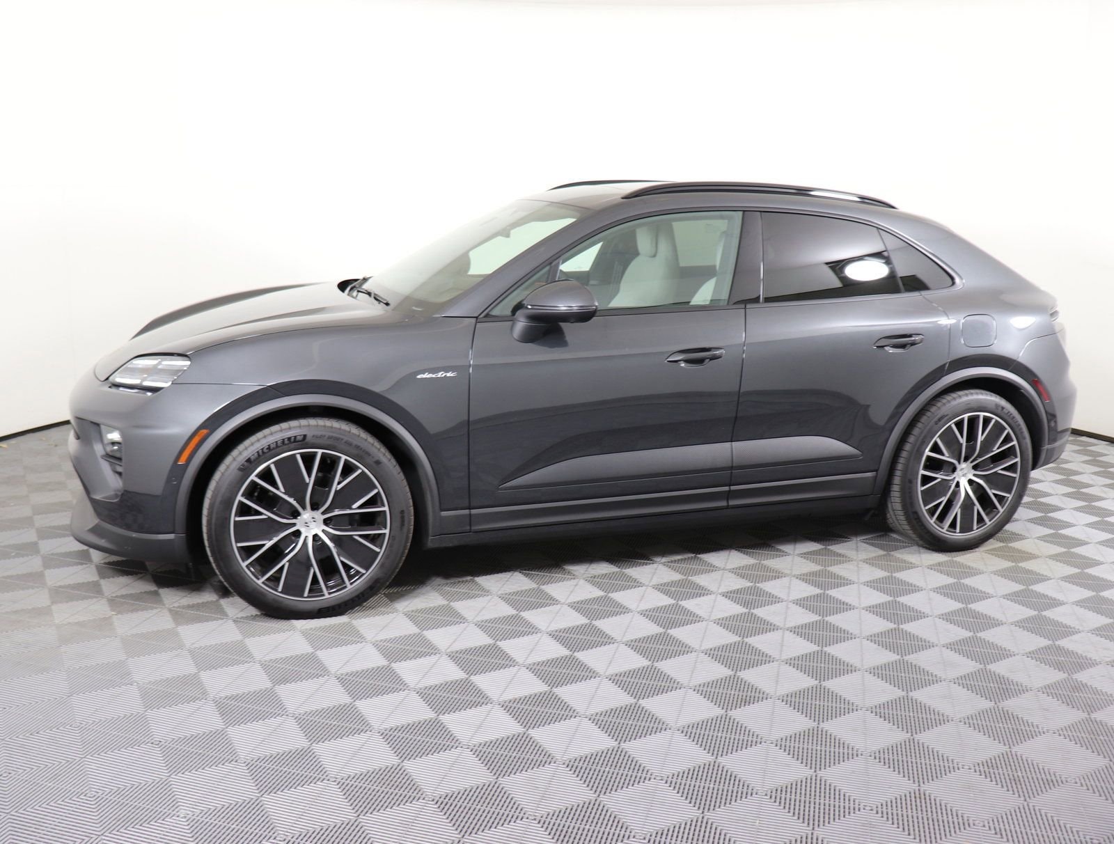 Used 2024 Porsche Macan Base with VIN WP1AA2XA5RL000837 for sale in Brentwood, TN