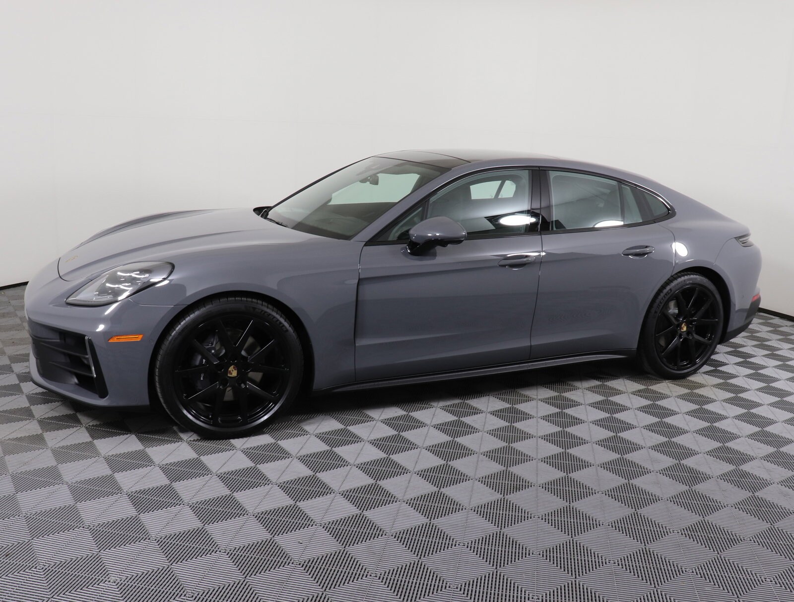 2025 Porsche Panamera photo 2