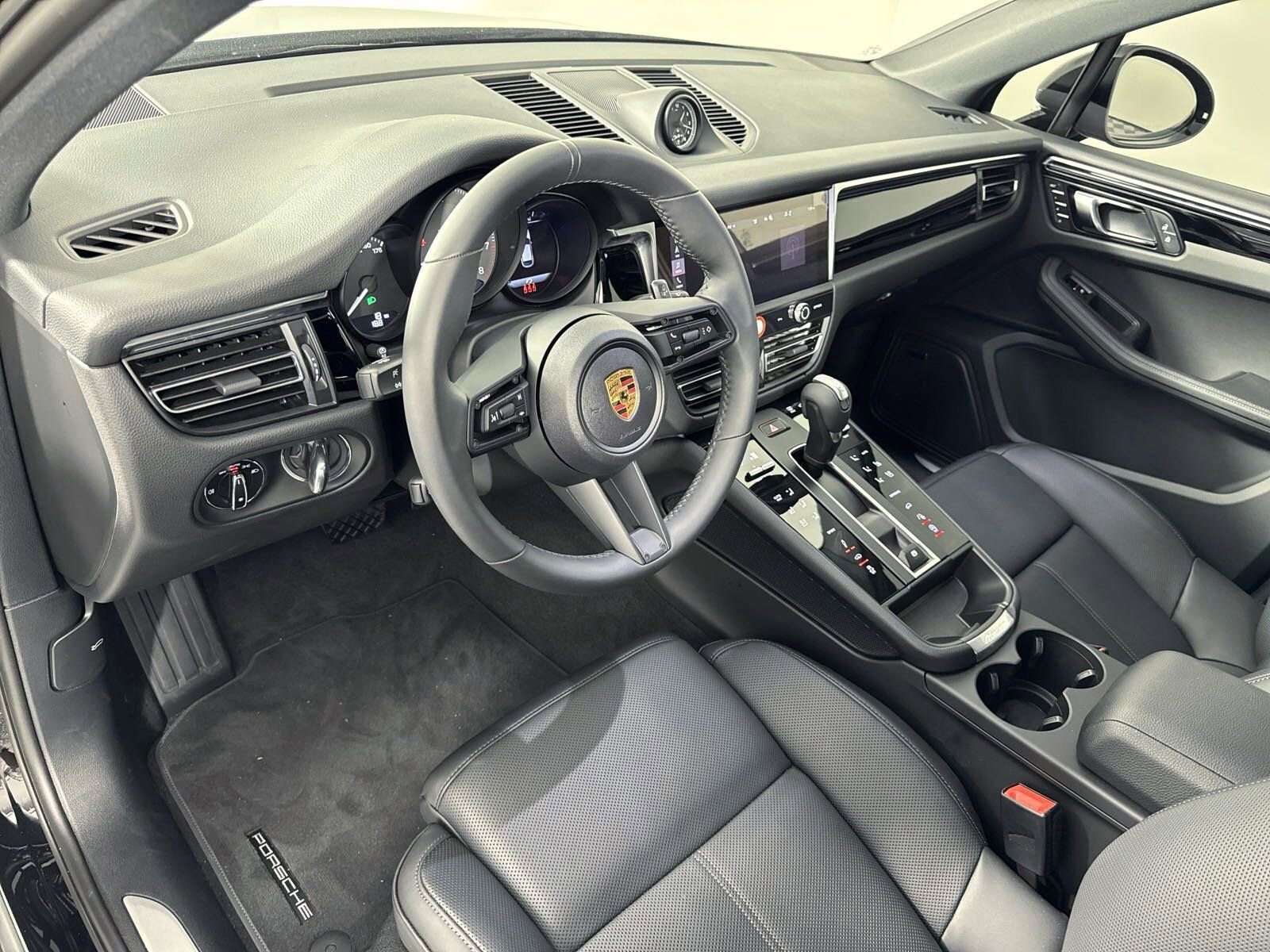 2025 Porsche Macan photo 4