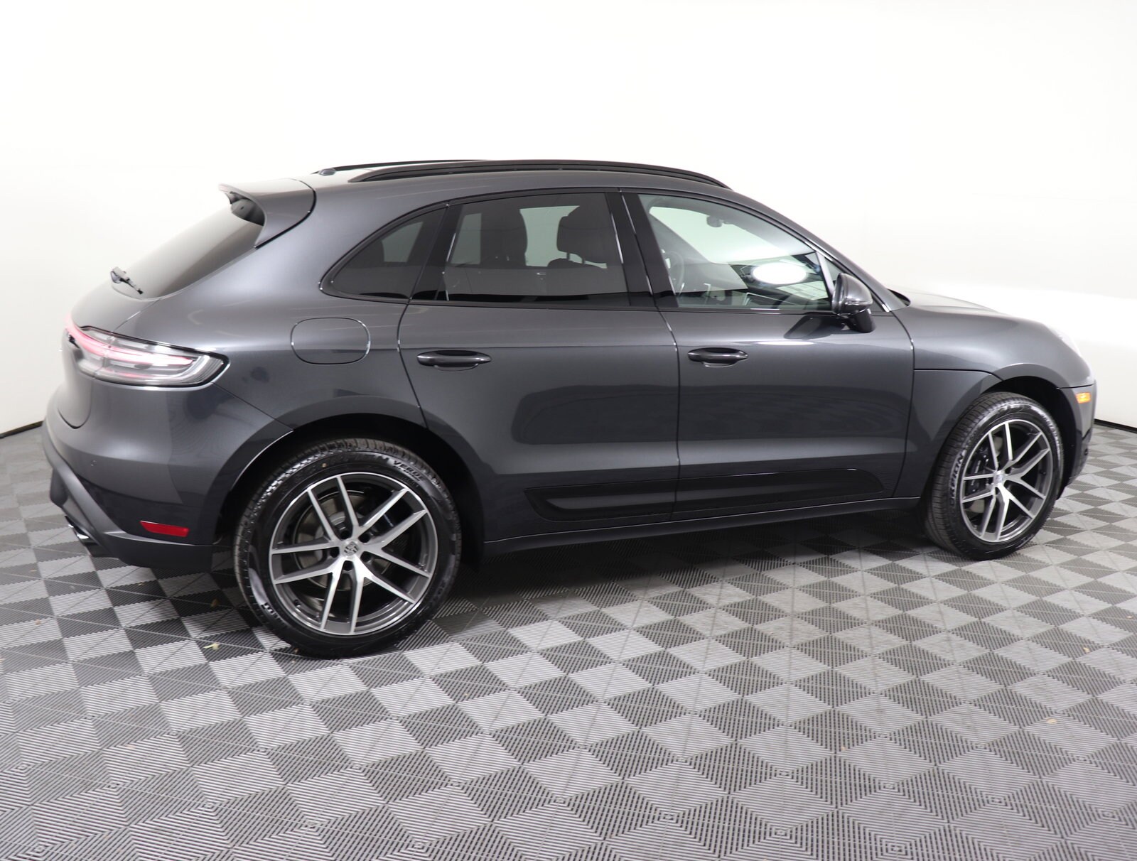 2025 Porsche Macan photo 4