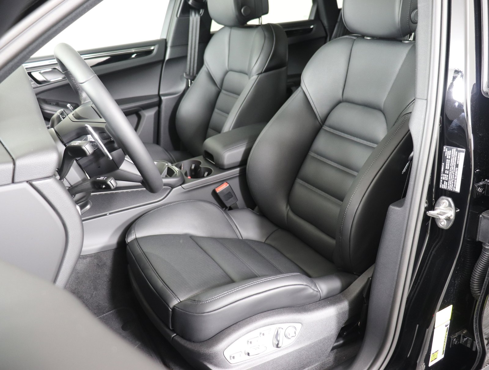 2025 Porsche Macan T photo 4