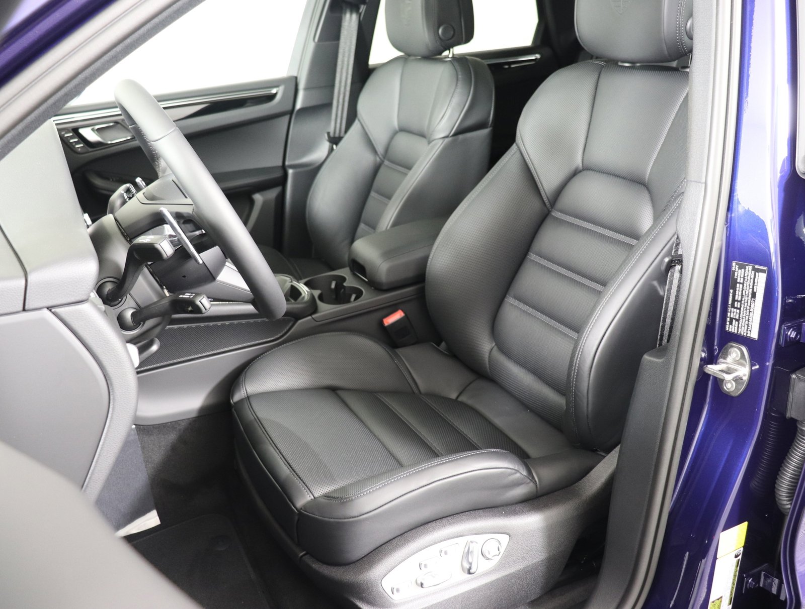 2025 Porsche Macan T photo 4