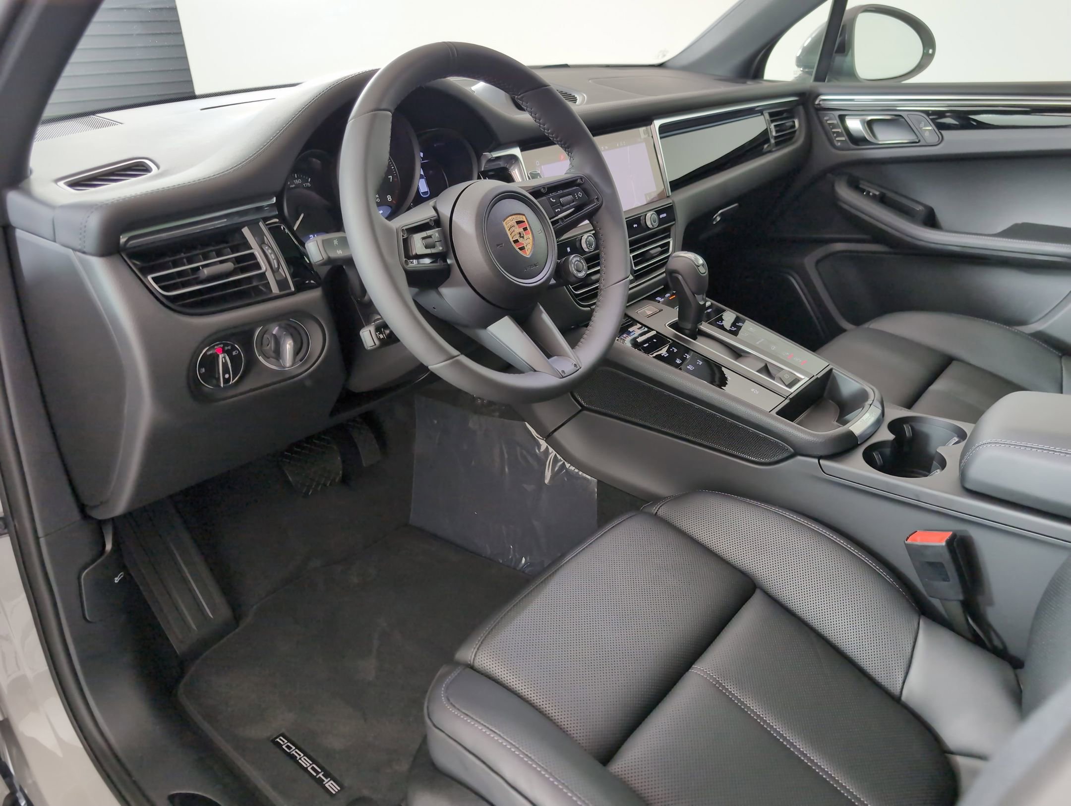 2025 Porsche Macan T photo 3