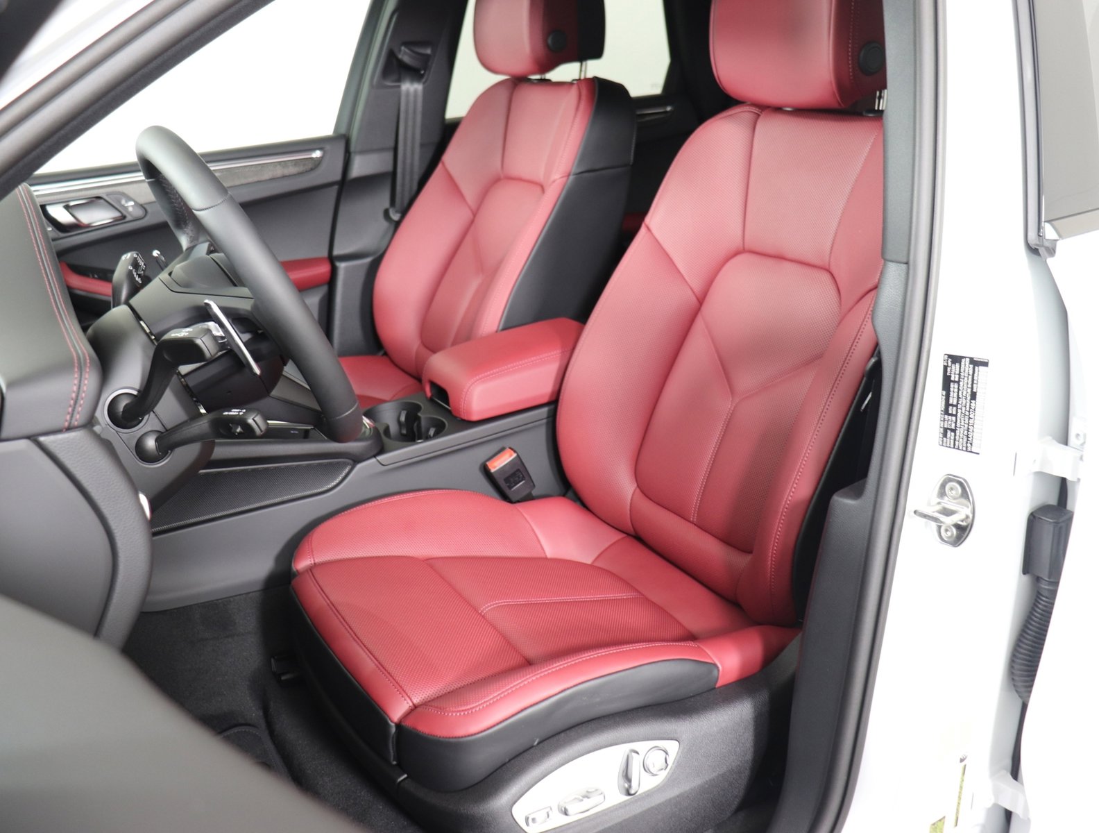 2025 Porsche Macan T photo 4