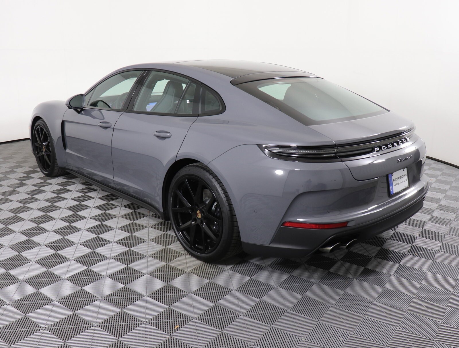 2025 Porsche Panamera photo 3