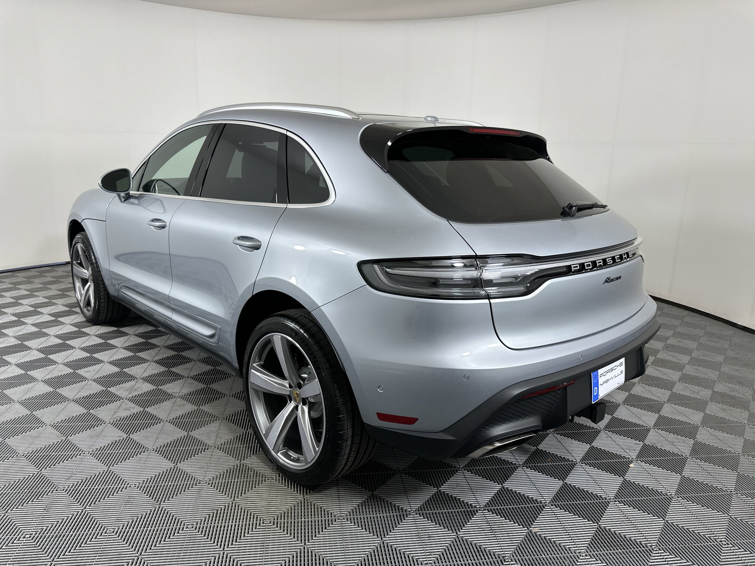 2025 Porsche Macan T photo 3
