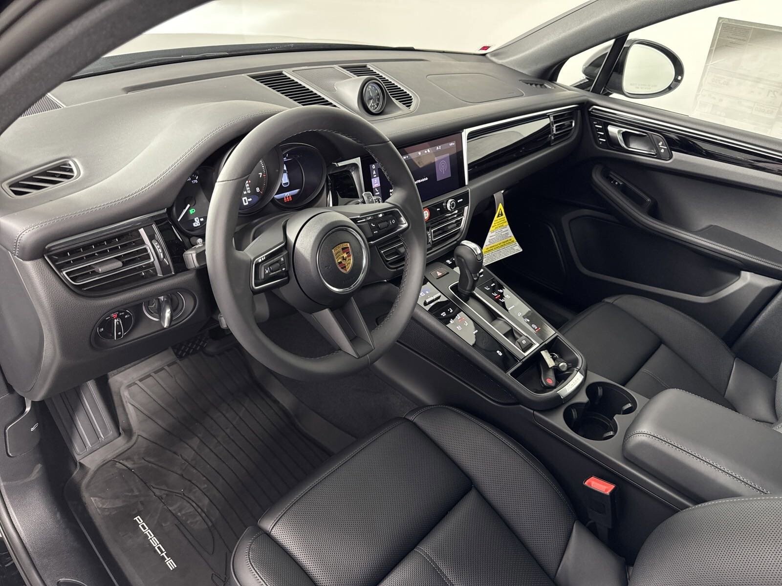 2025 Porsche Macan photo 4