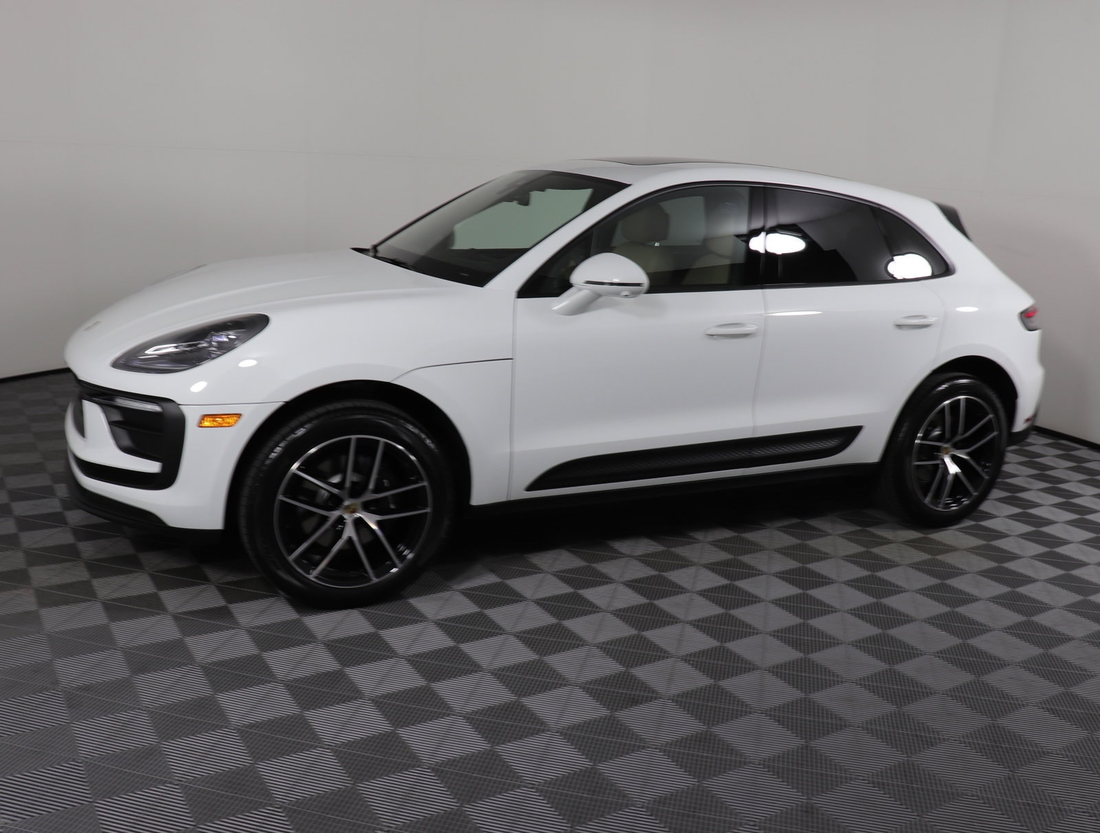 Used 2024 Porsche Macan T with VIN WP1AA2A51RLB17572 for sale in Brentwood, TN