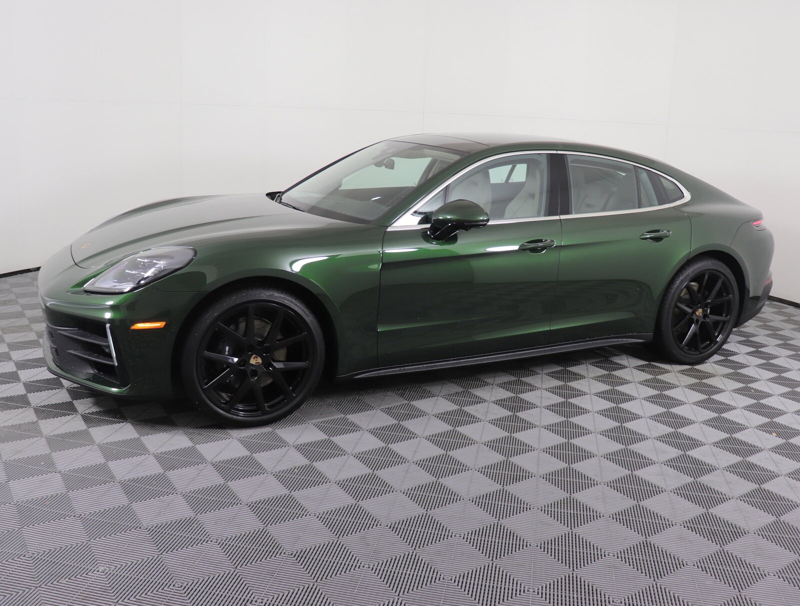 2025 Porsche Panamera photo 2