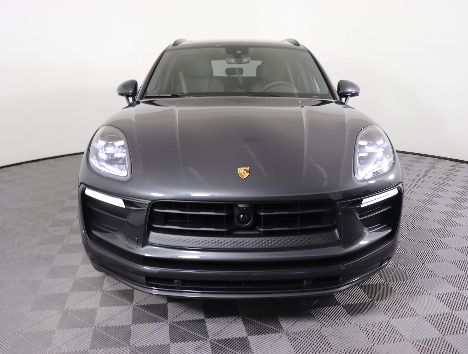 2025 Porsche Macan photo 2