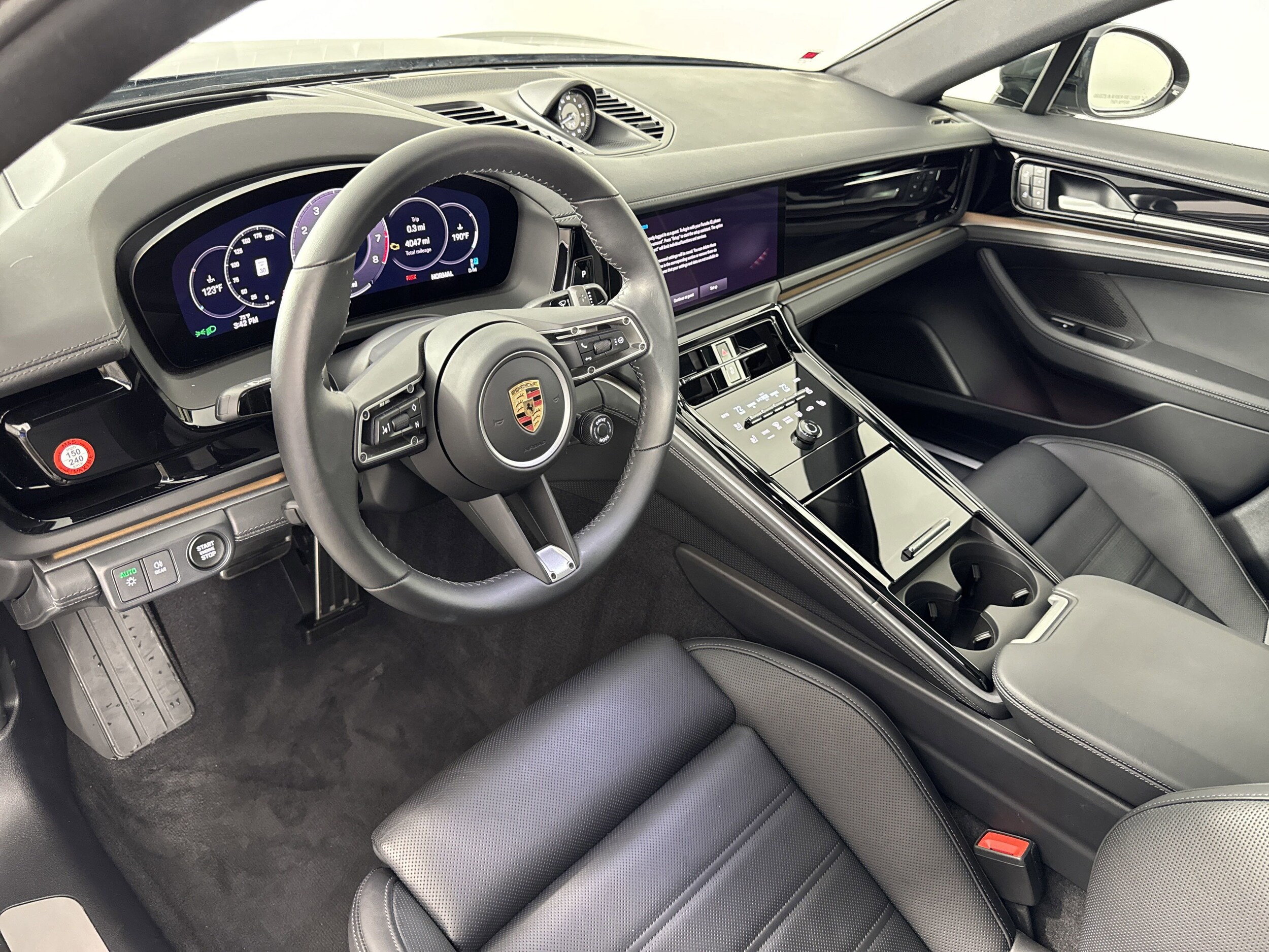 2025 Porsche Panamera photo 4
