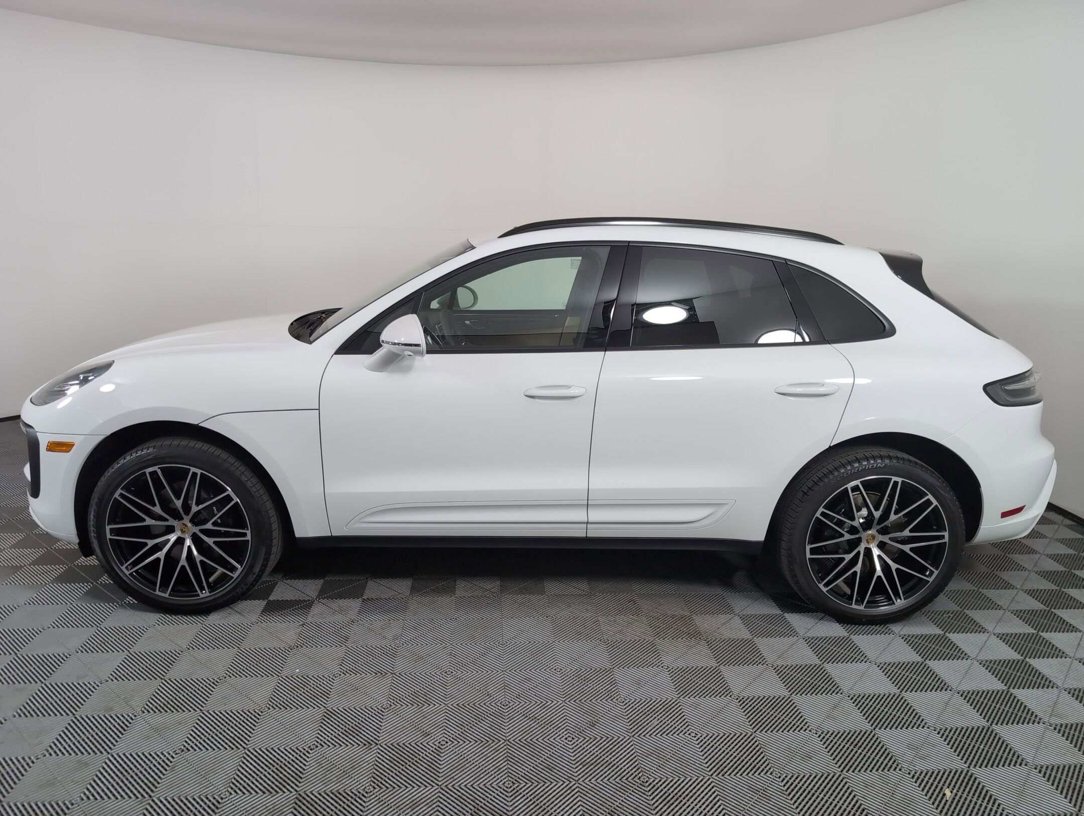 2025 Porsche Macan T photo 2