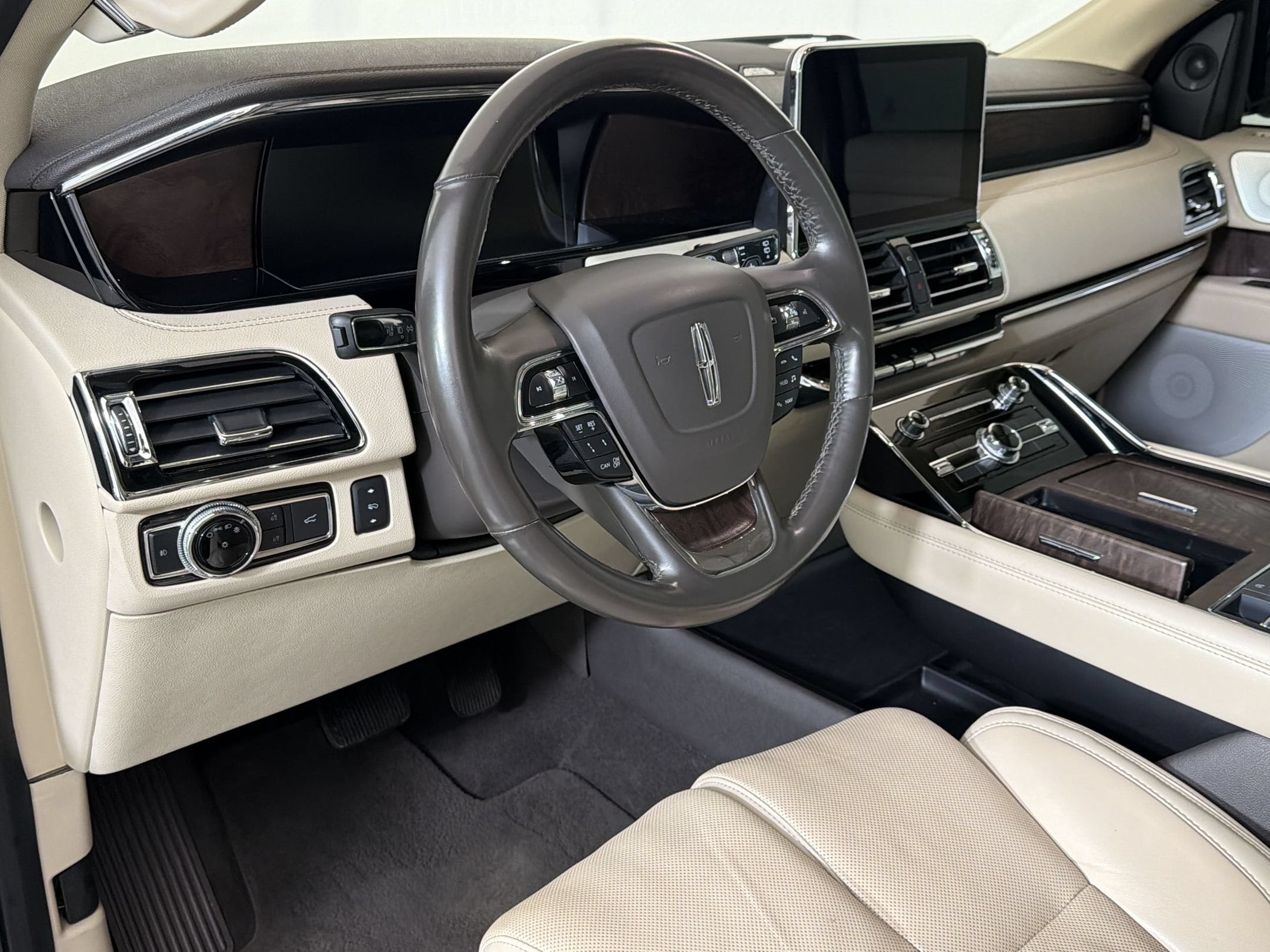 Navigator Reserve SUV
