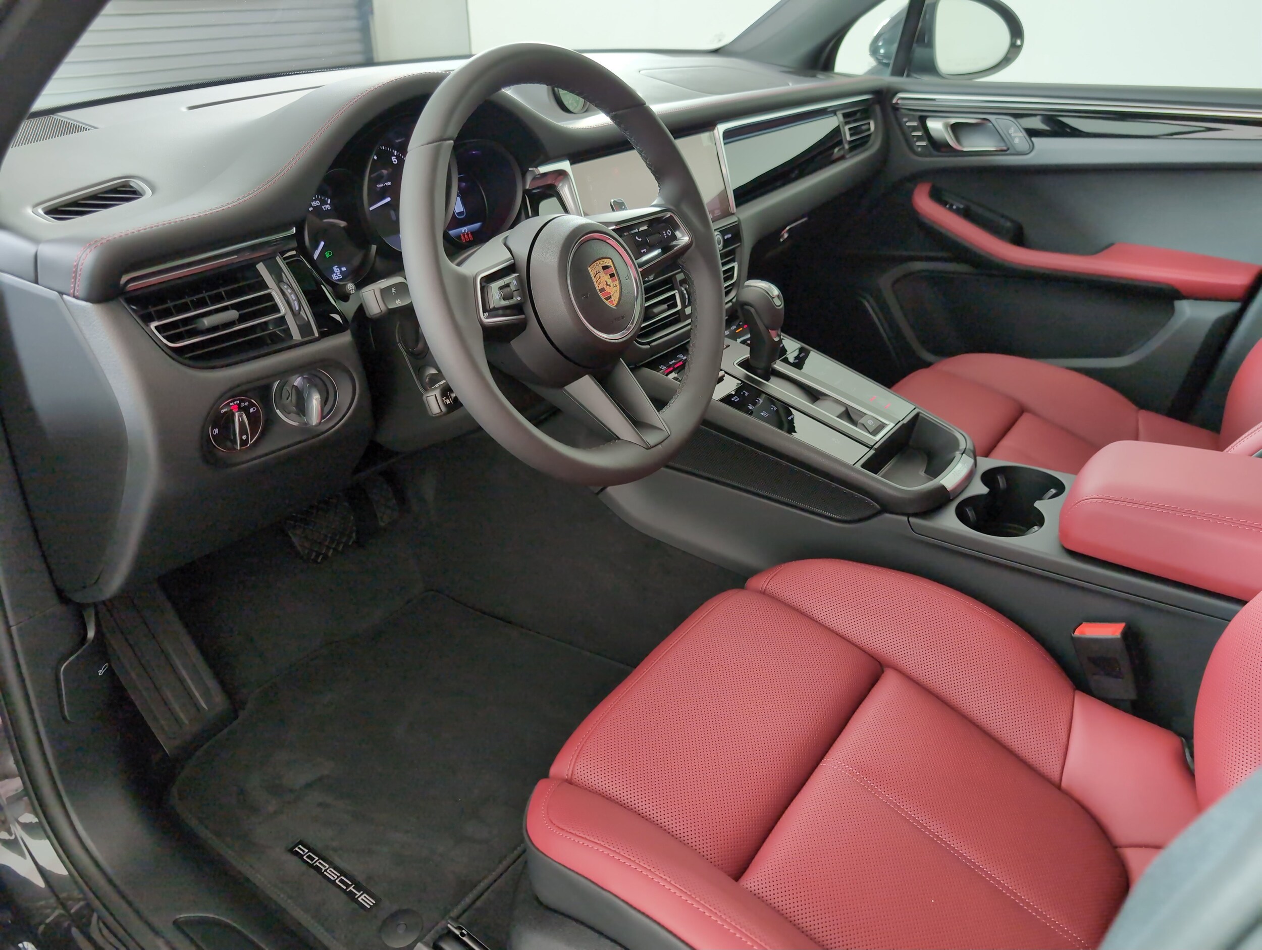 2025 Porsche Macan T photo 4