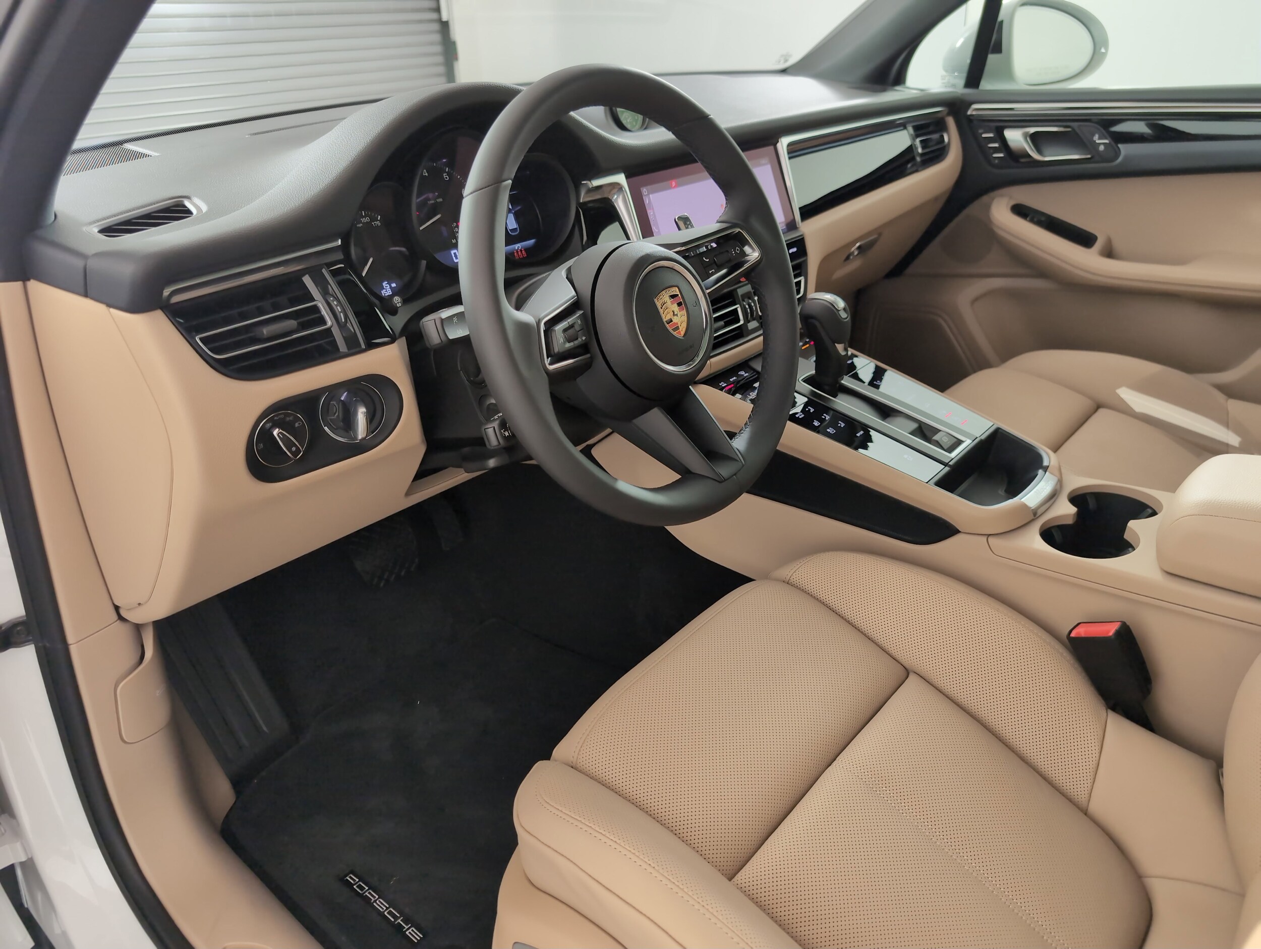 2025 Porsche Macan T photo 4