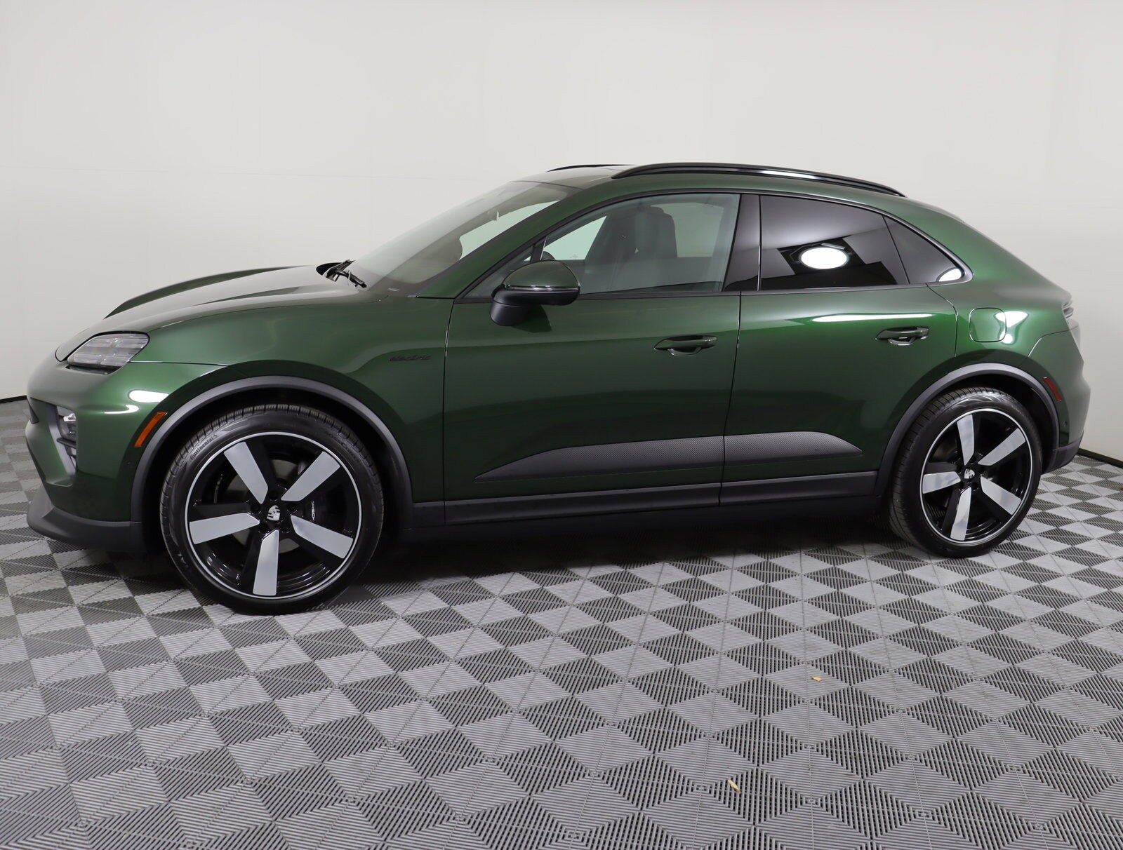 2024 Porsche Macan Electric 4 photo 2