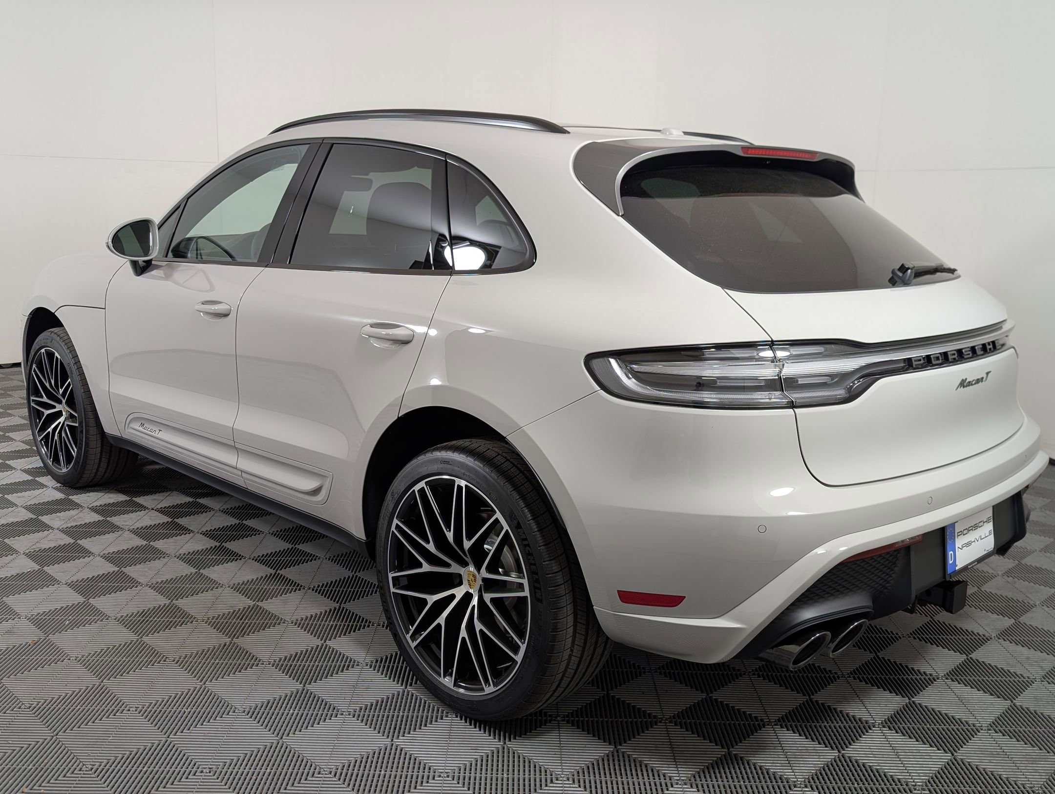 2026 Porsche Macan T photo 3