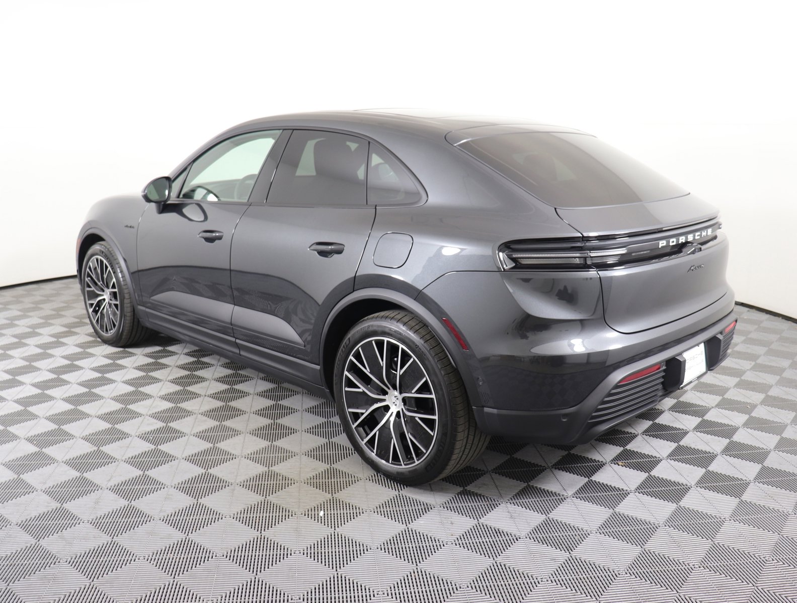 2025 Porsche Macan Electric photo 3