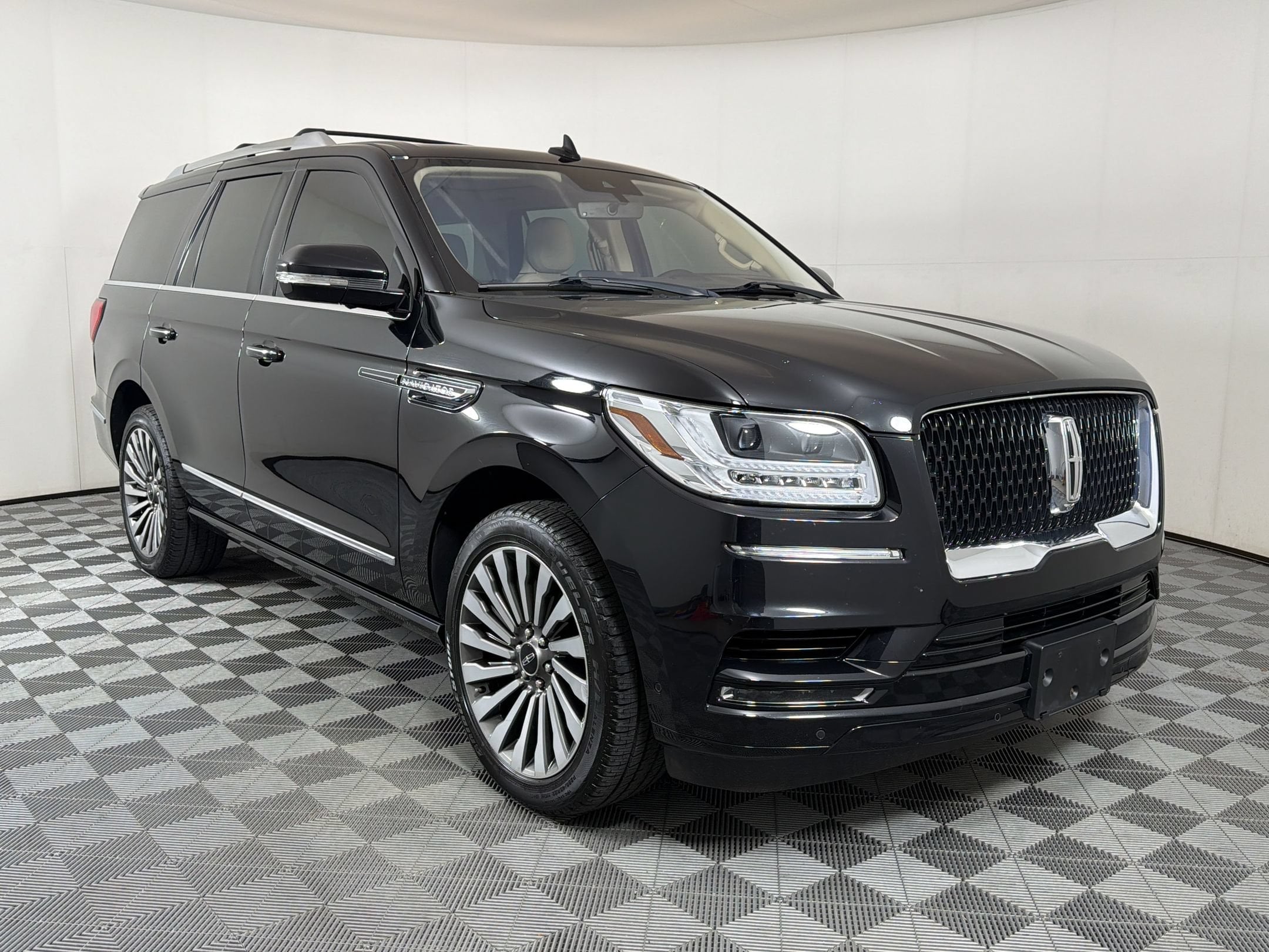 Navigator Reserve SUV