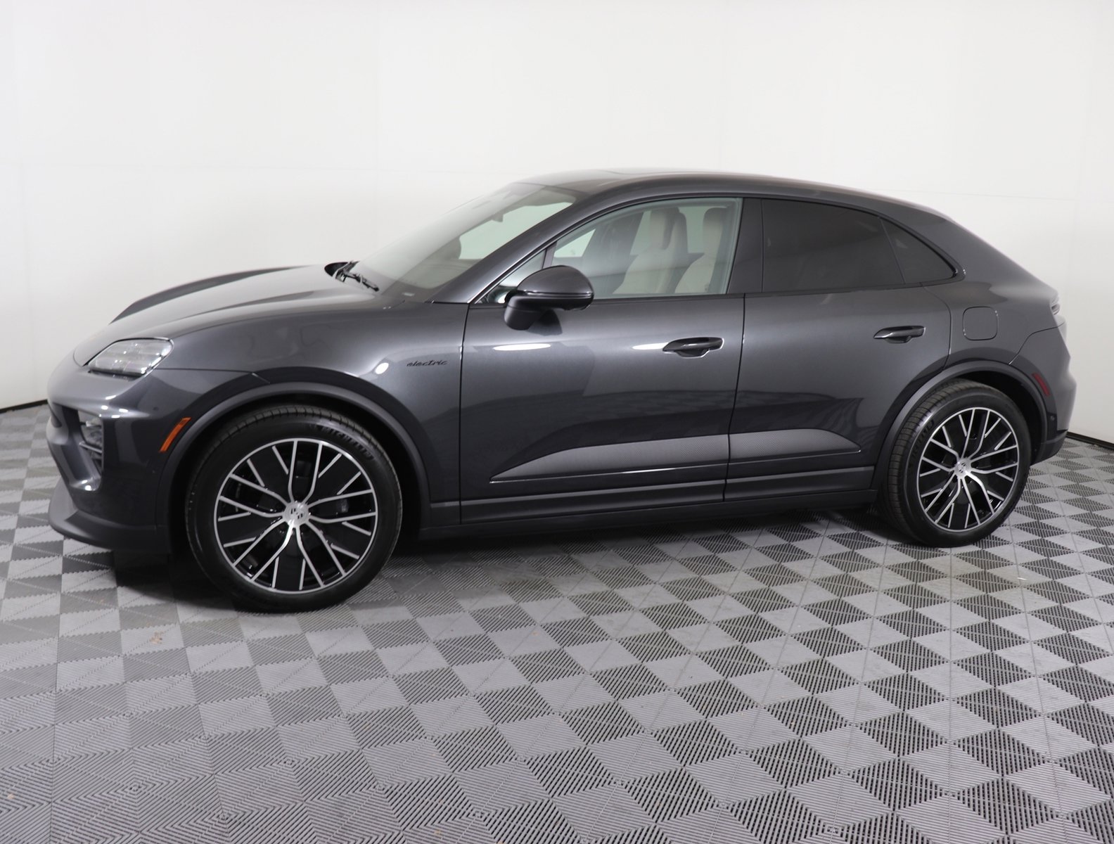 Used 2025 Porsche Macan Base with VIN WP1AD2XA1SL076309 for sale in Brentwood, TN