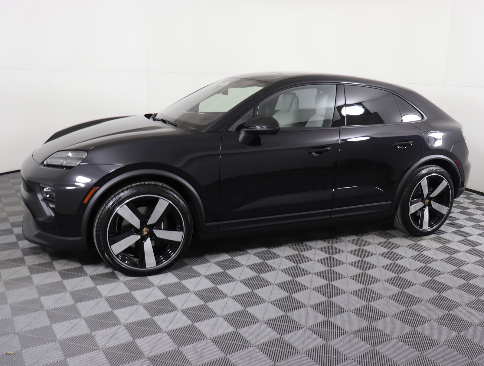 Used 2025 Porsche Macan Base with VIN WP1AA2XA6SL000741 for sale in Brentwood, TN