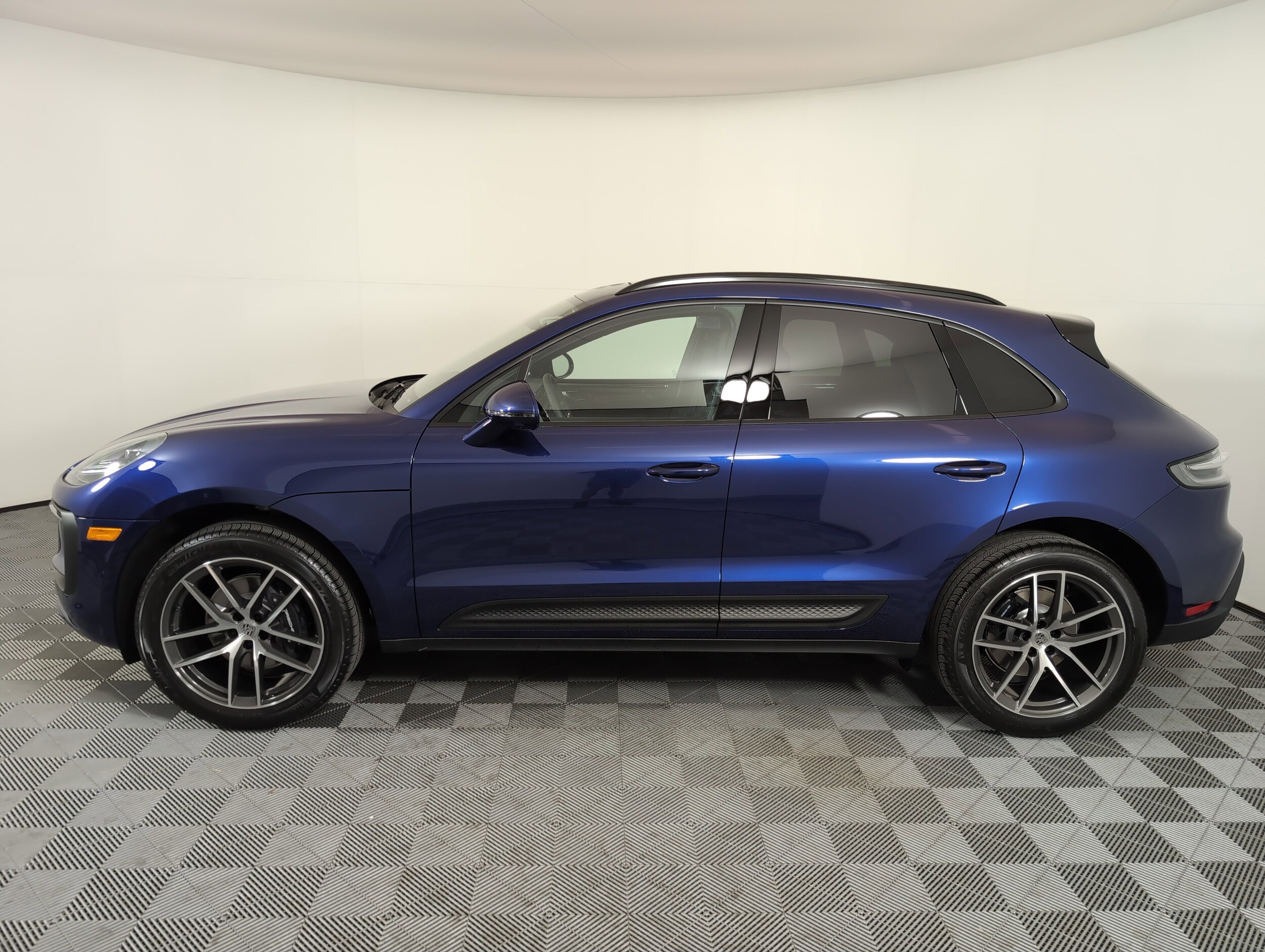 2025 Porsche Macan T photo 2