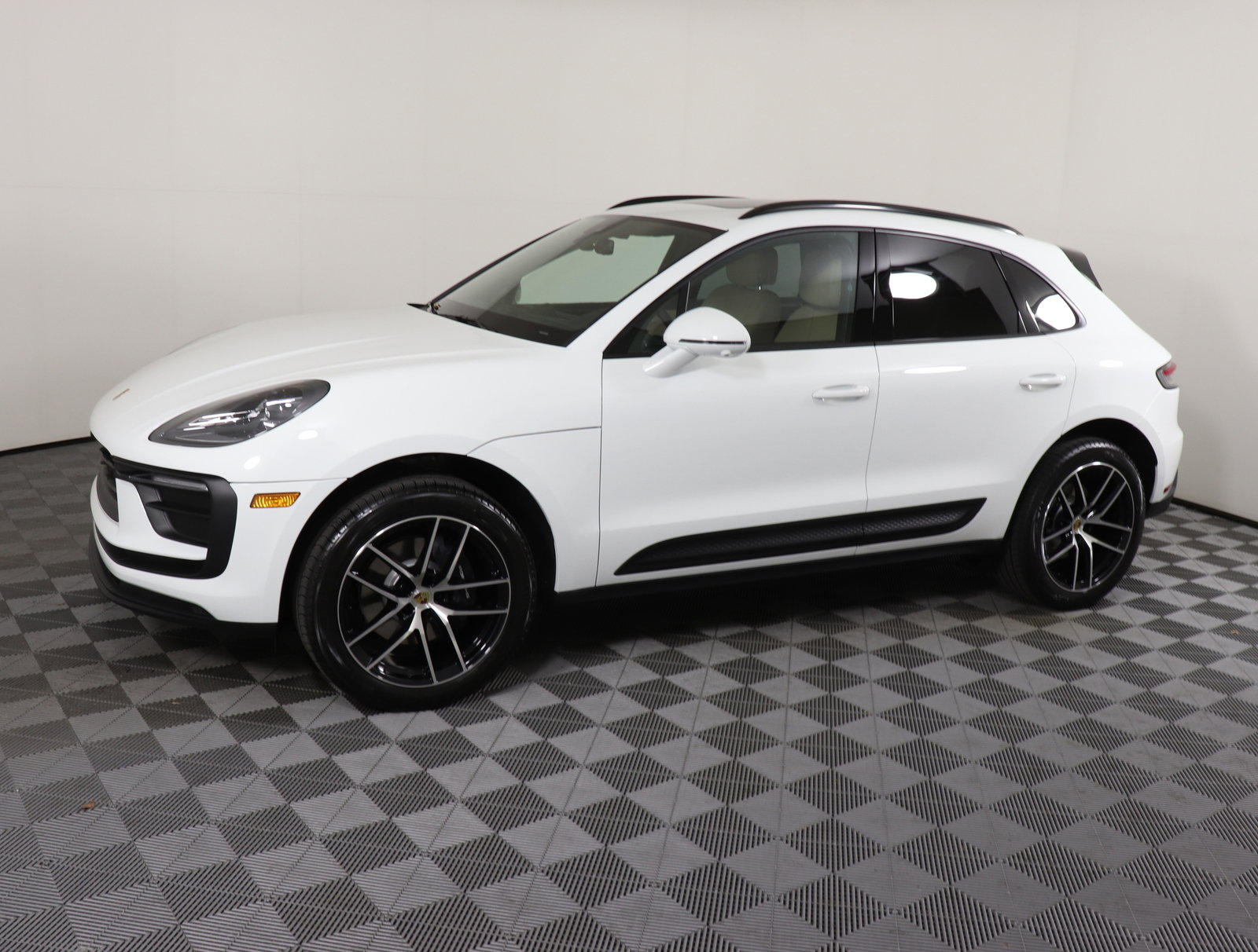 2025 Porsche Macan photo 2