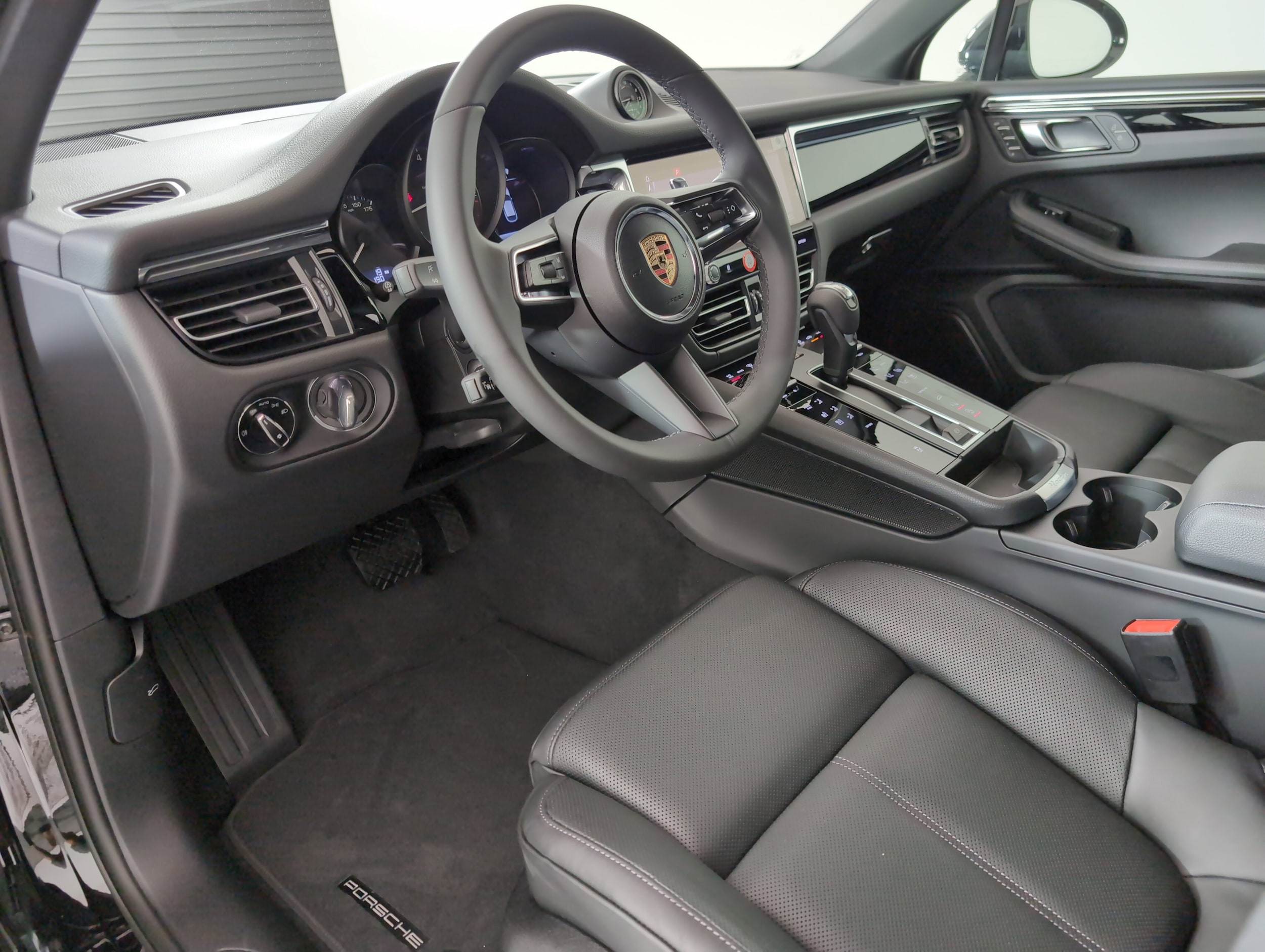 2025 Porsche Macan T photo 4