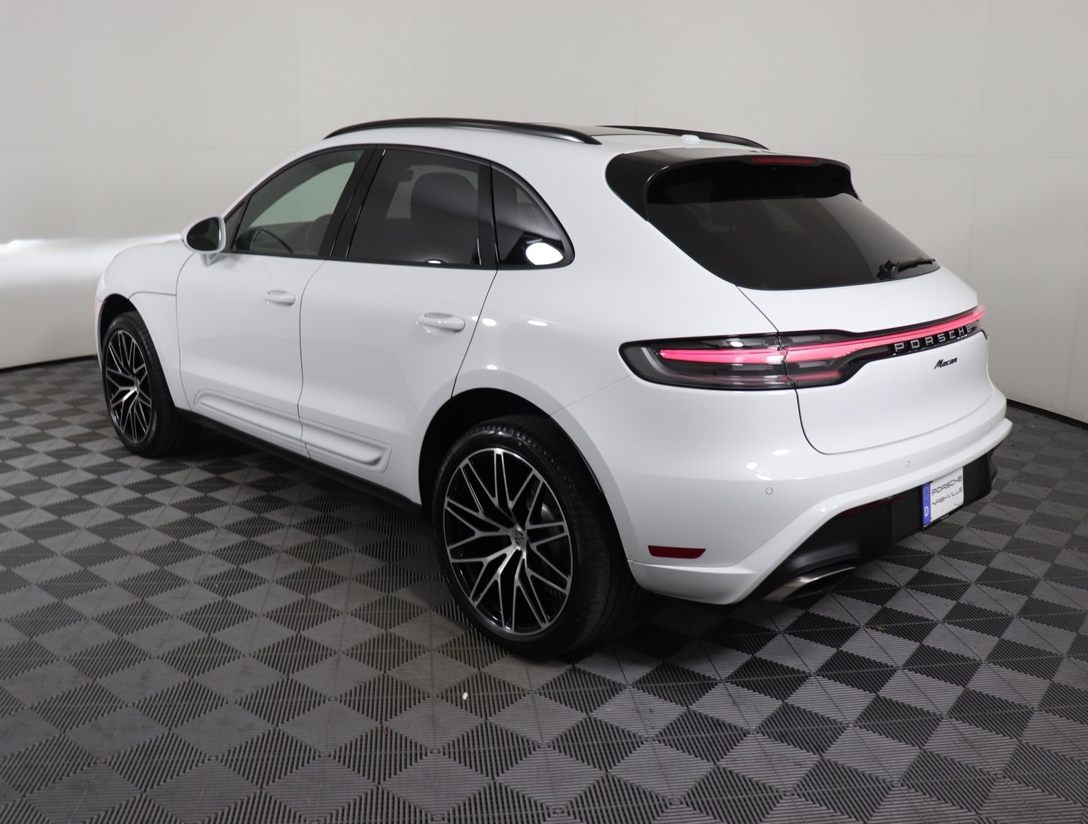 2025 Porsche Macan T photo 3
