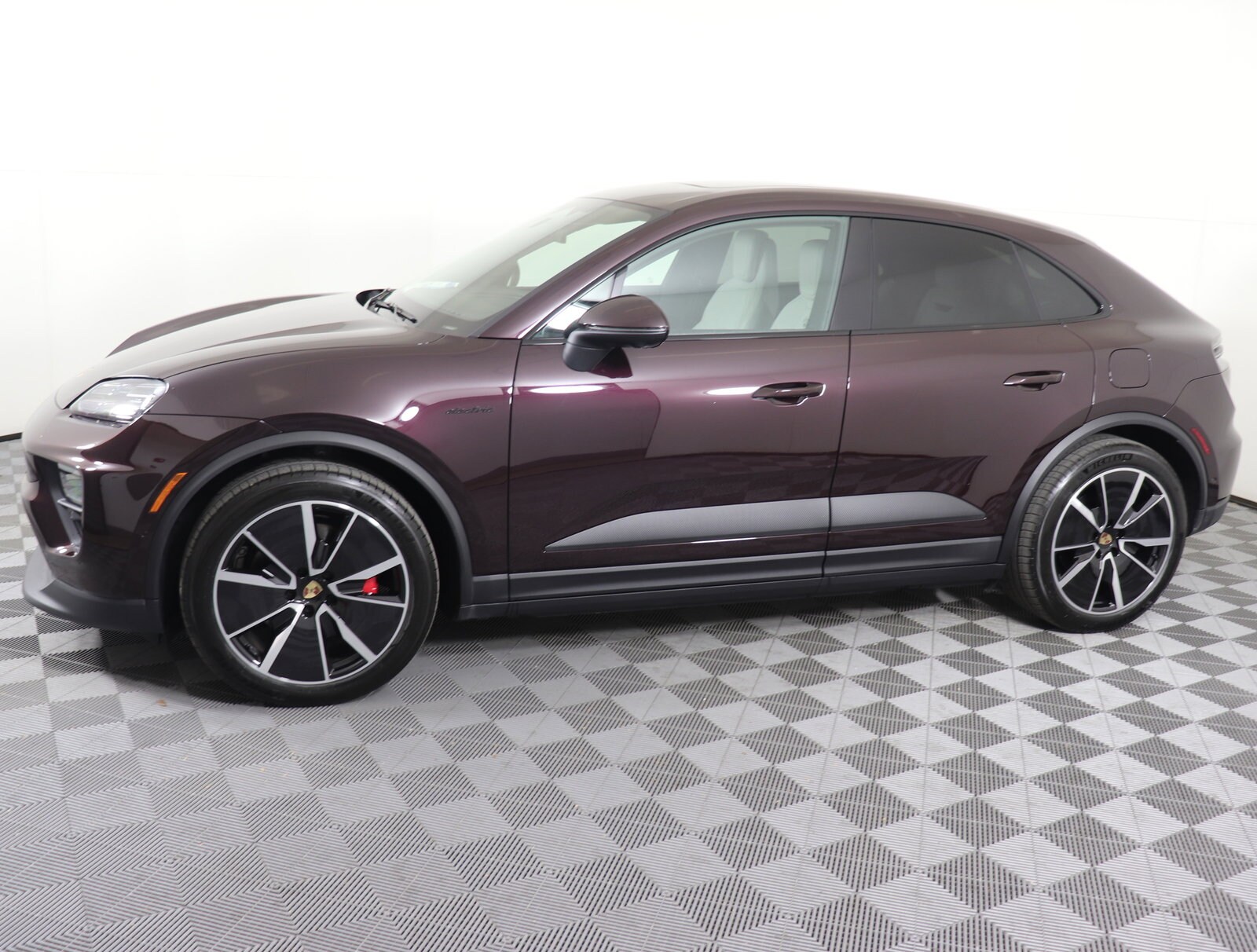 2025 Porsche Macan Electric photo 2