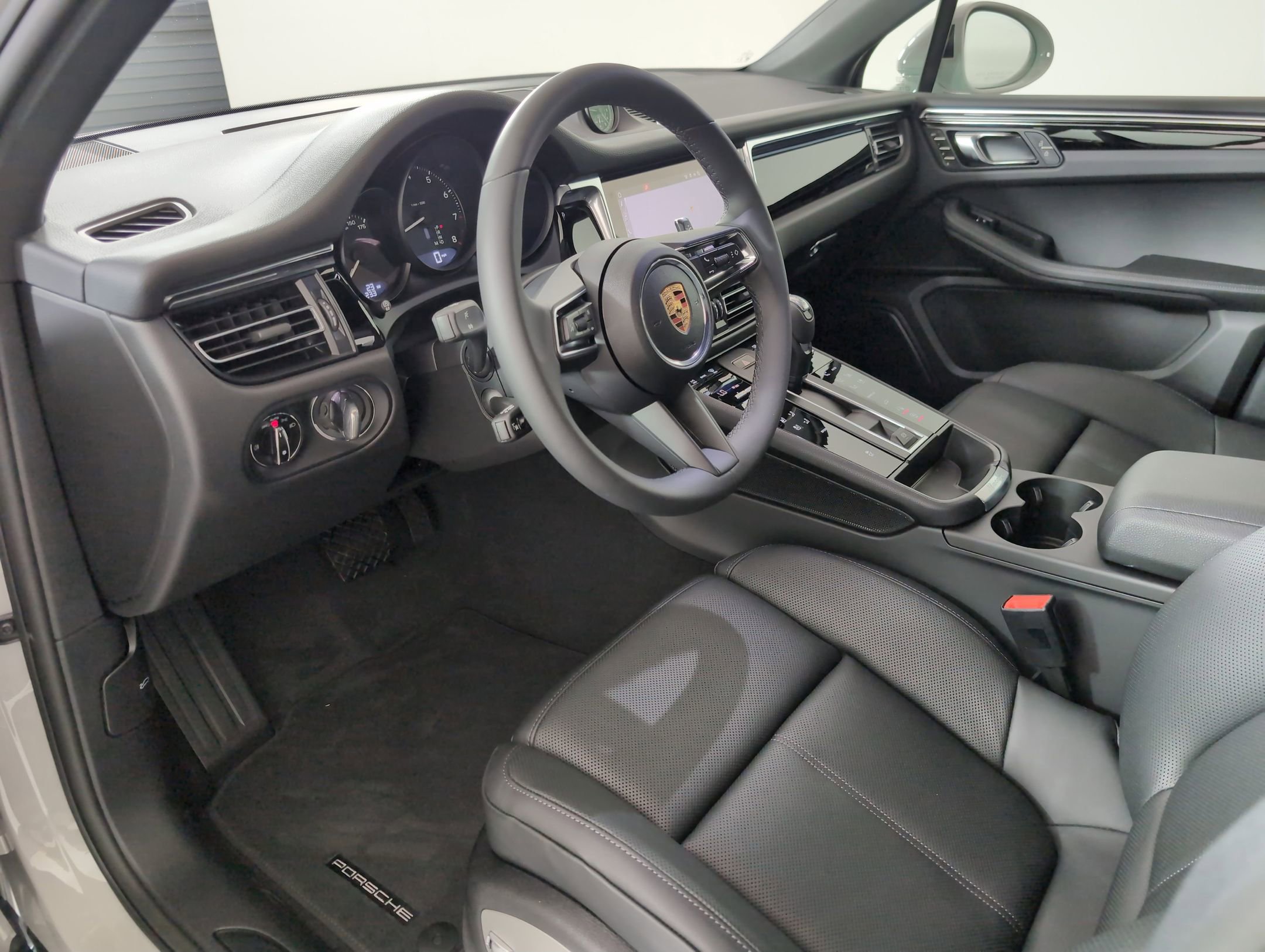 2025 Porsche Macan T photo 4