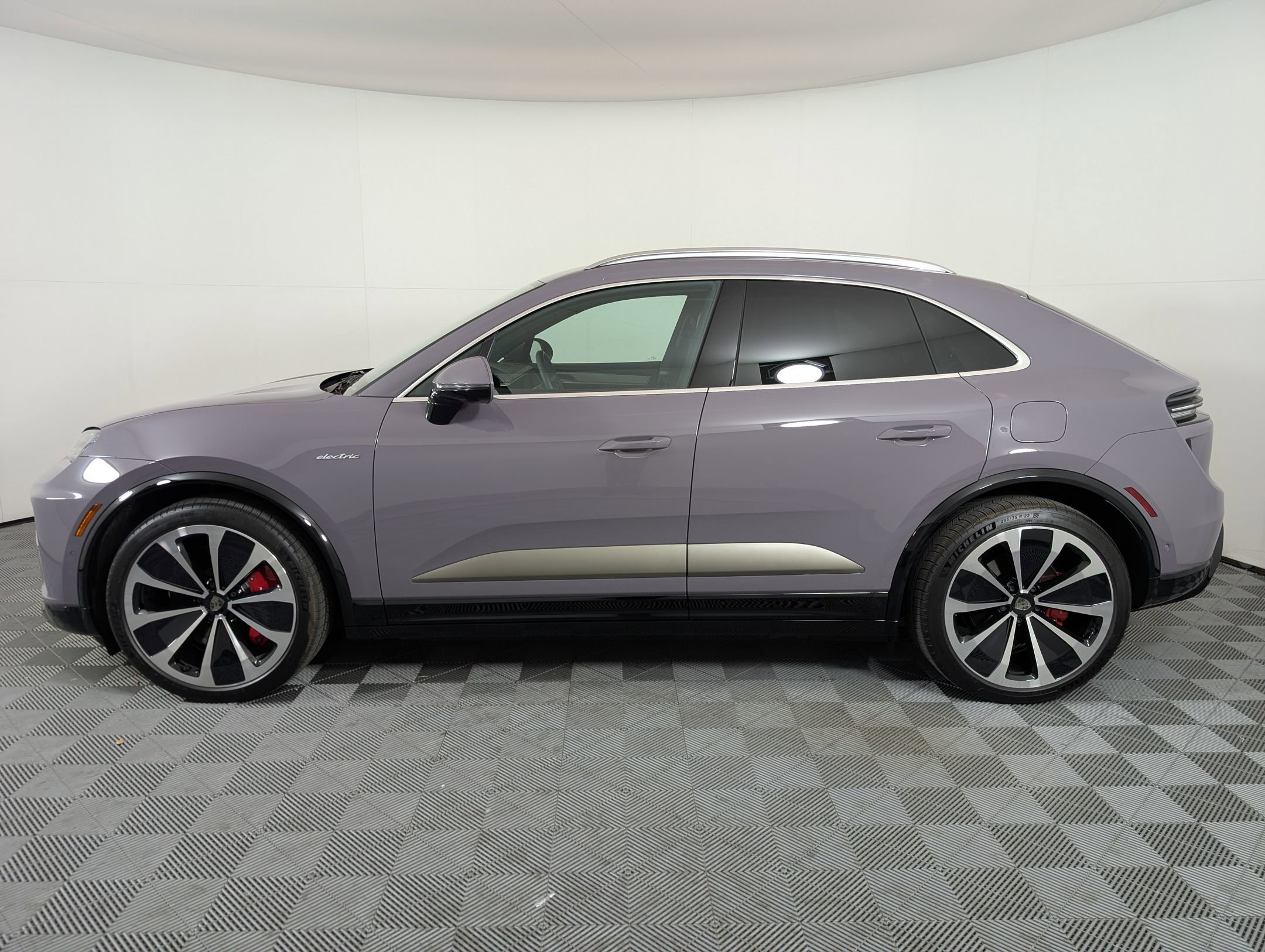 2024 Porsche Macan Electric Turbo photo 2