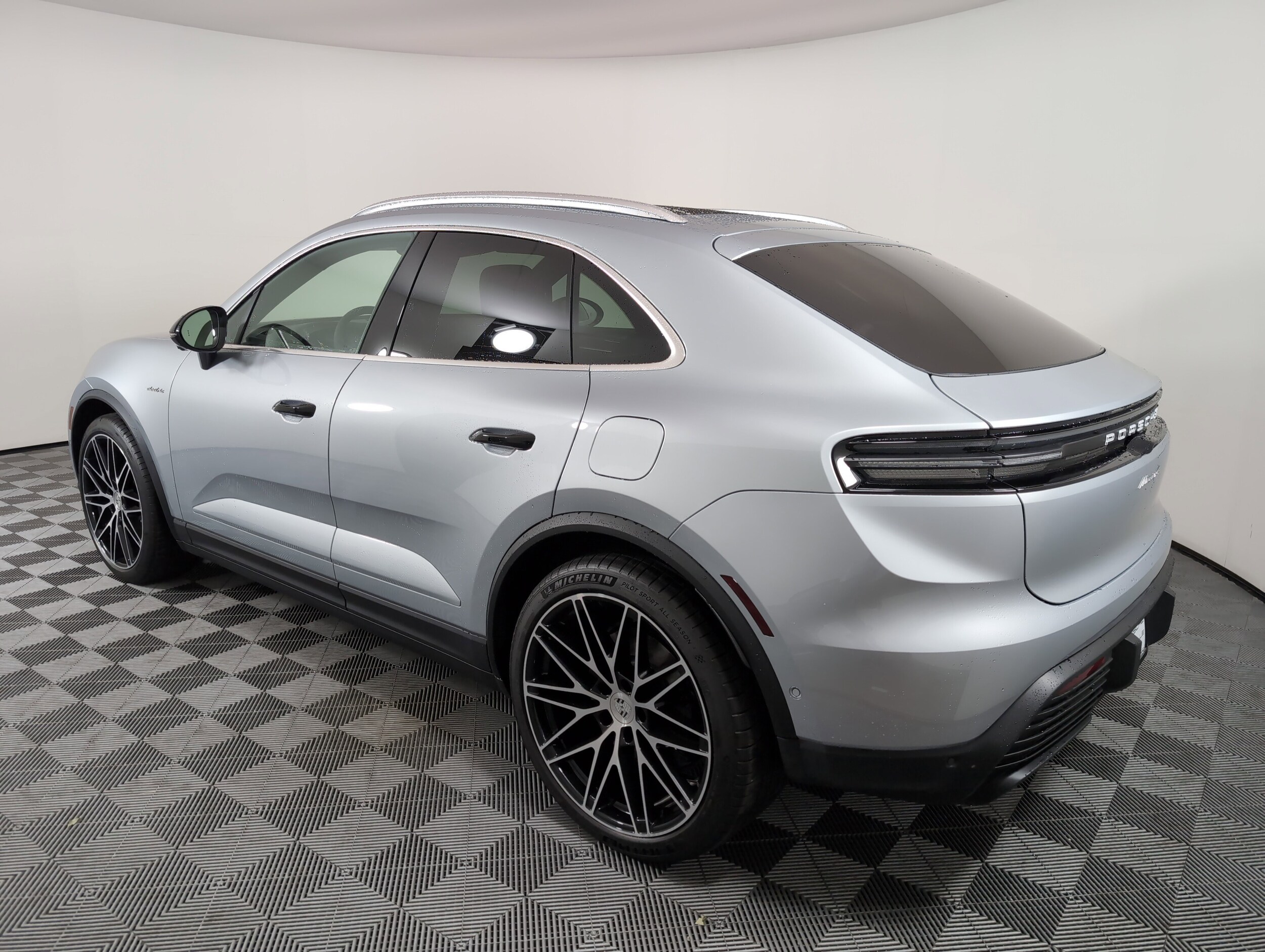 2025 Porsche Macan Electric 4 photo 3