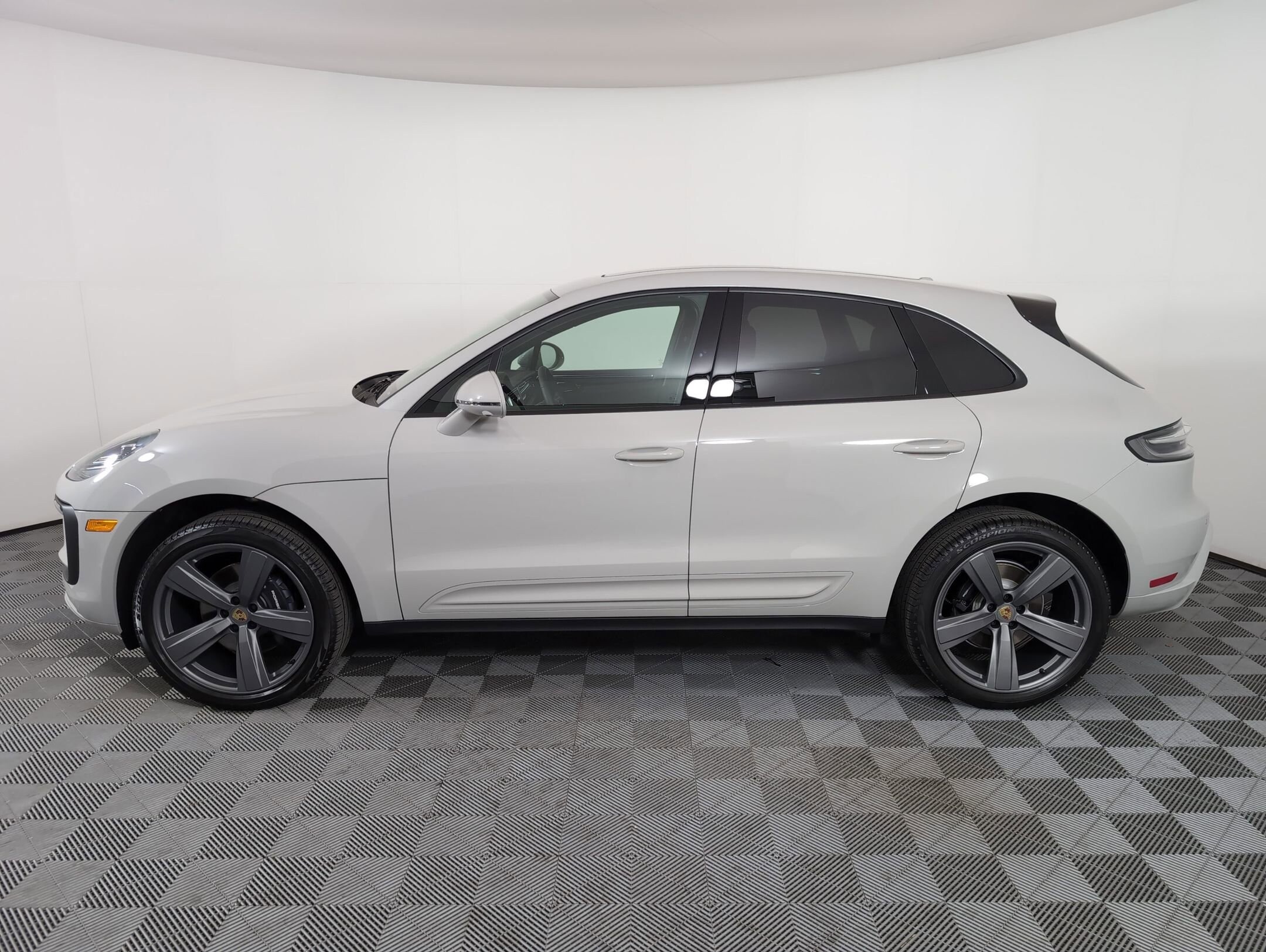 2025 Porsche Macan T photo 2