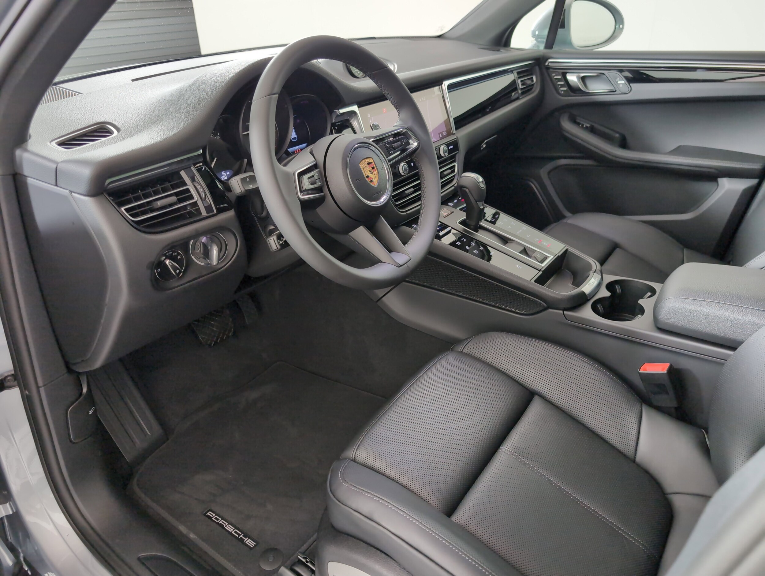 2025 Porsche Macan T photo 4