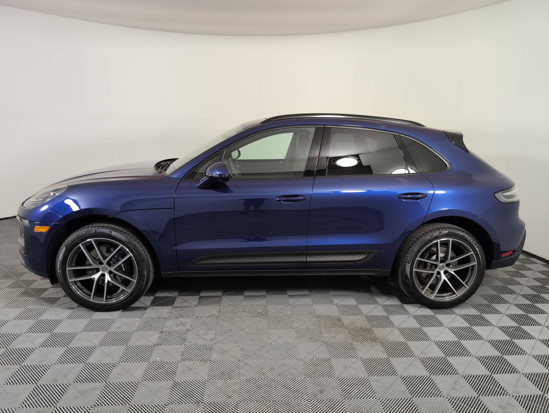 2025 Porsche Macan T photo 2