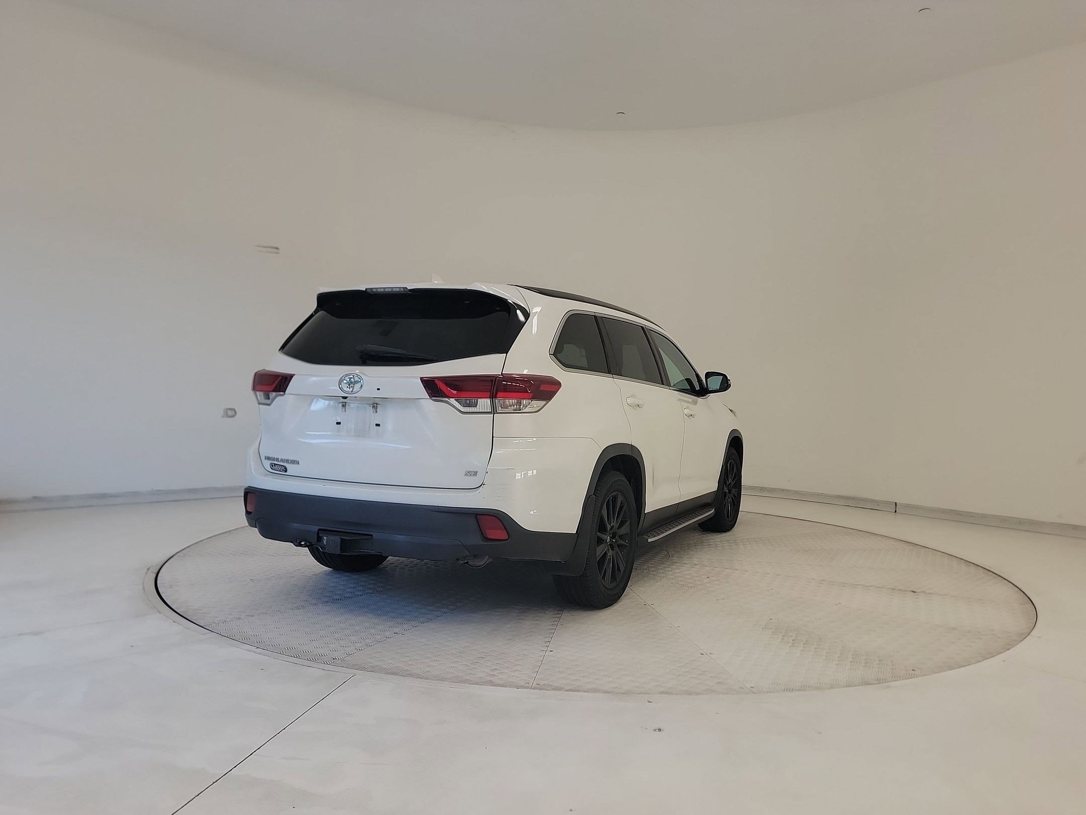Highlander SE SUV