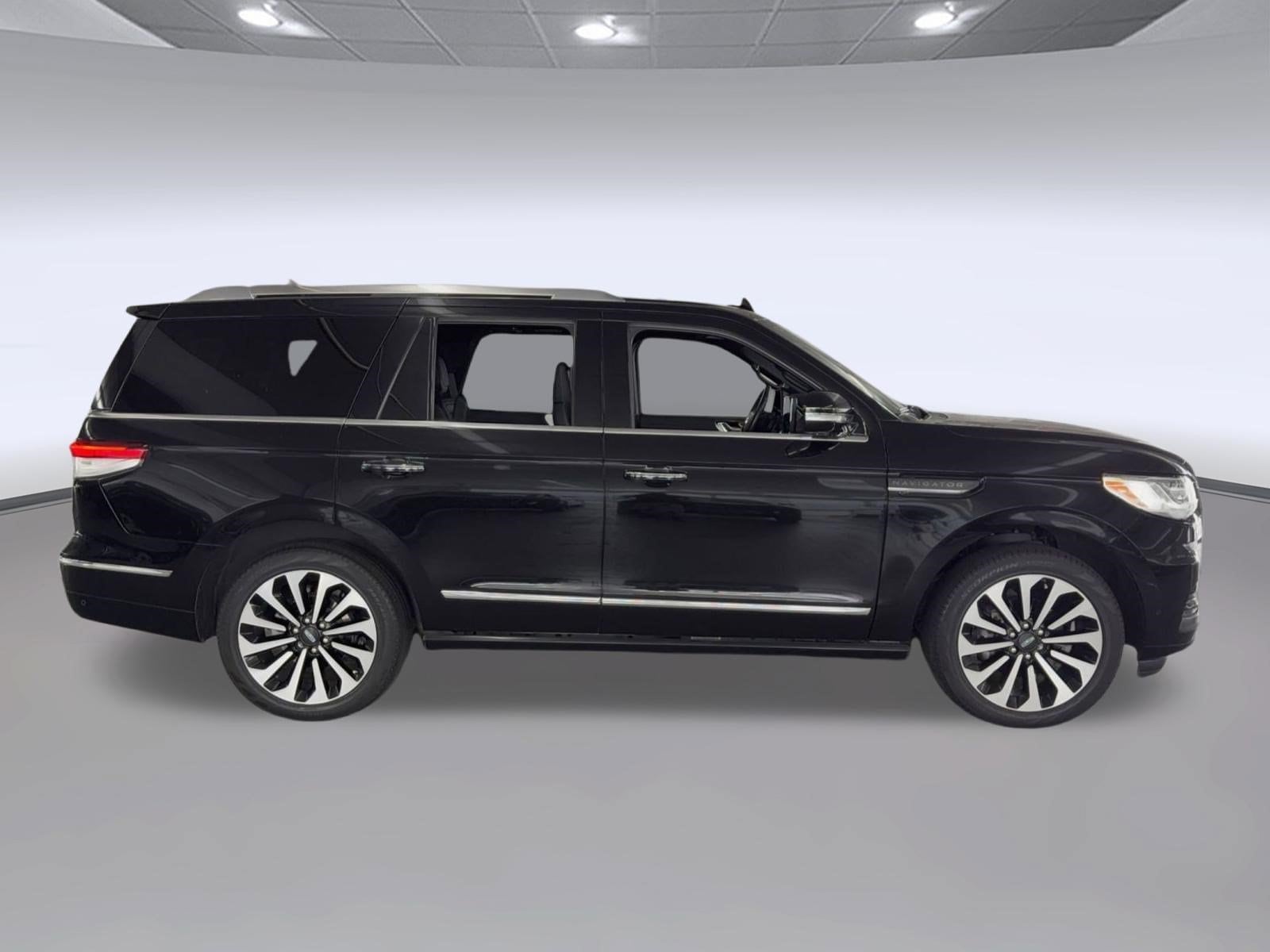 Navigator Reserve SUV