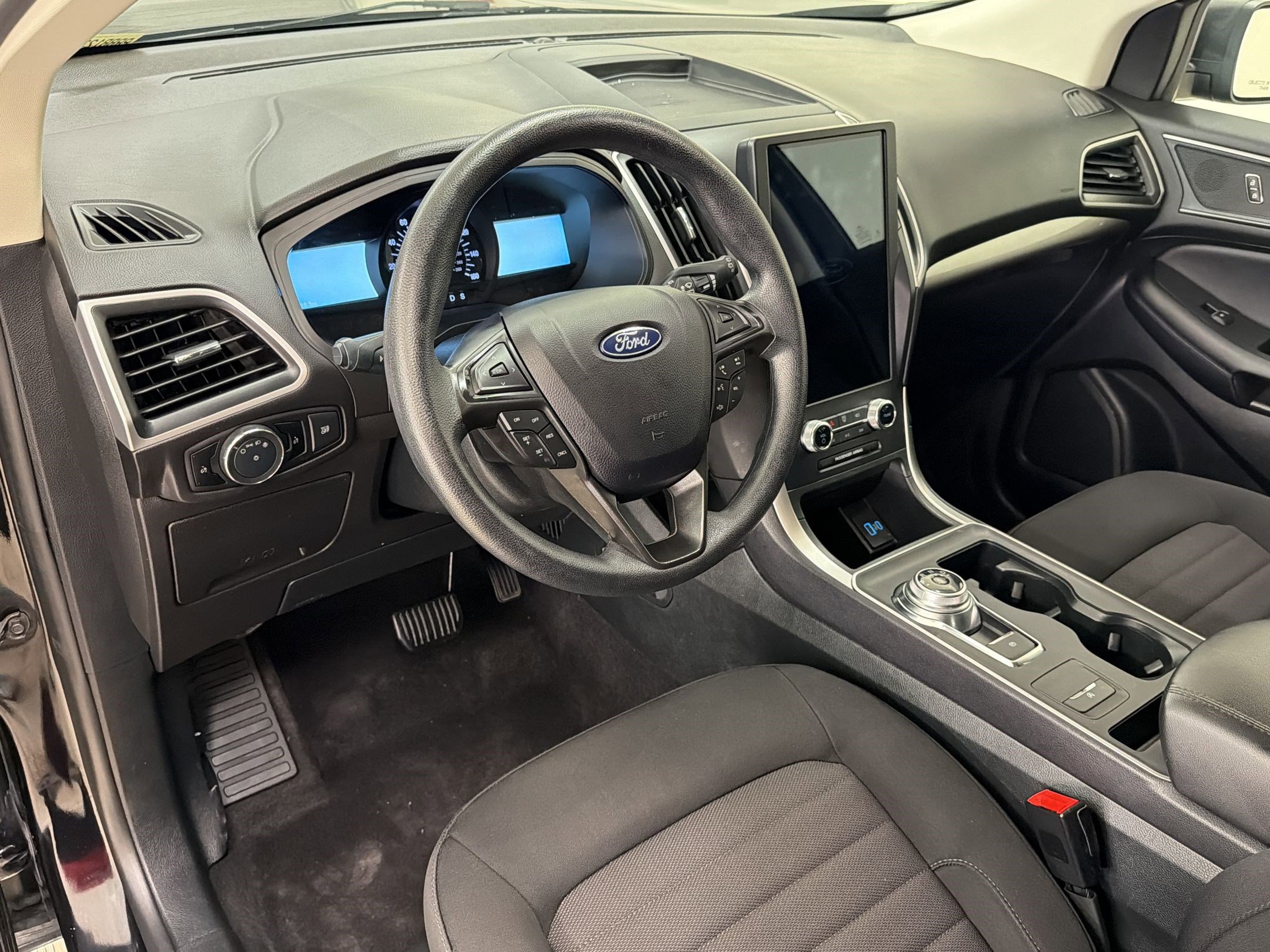 Edge SE SUV