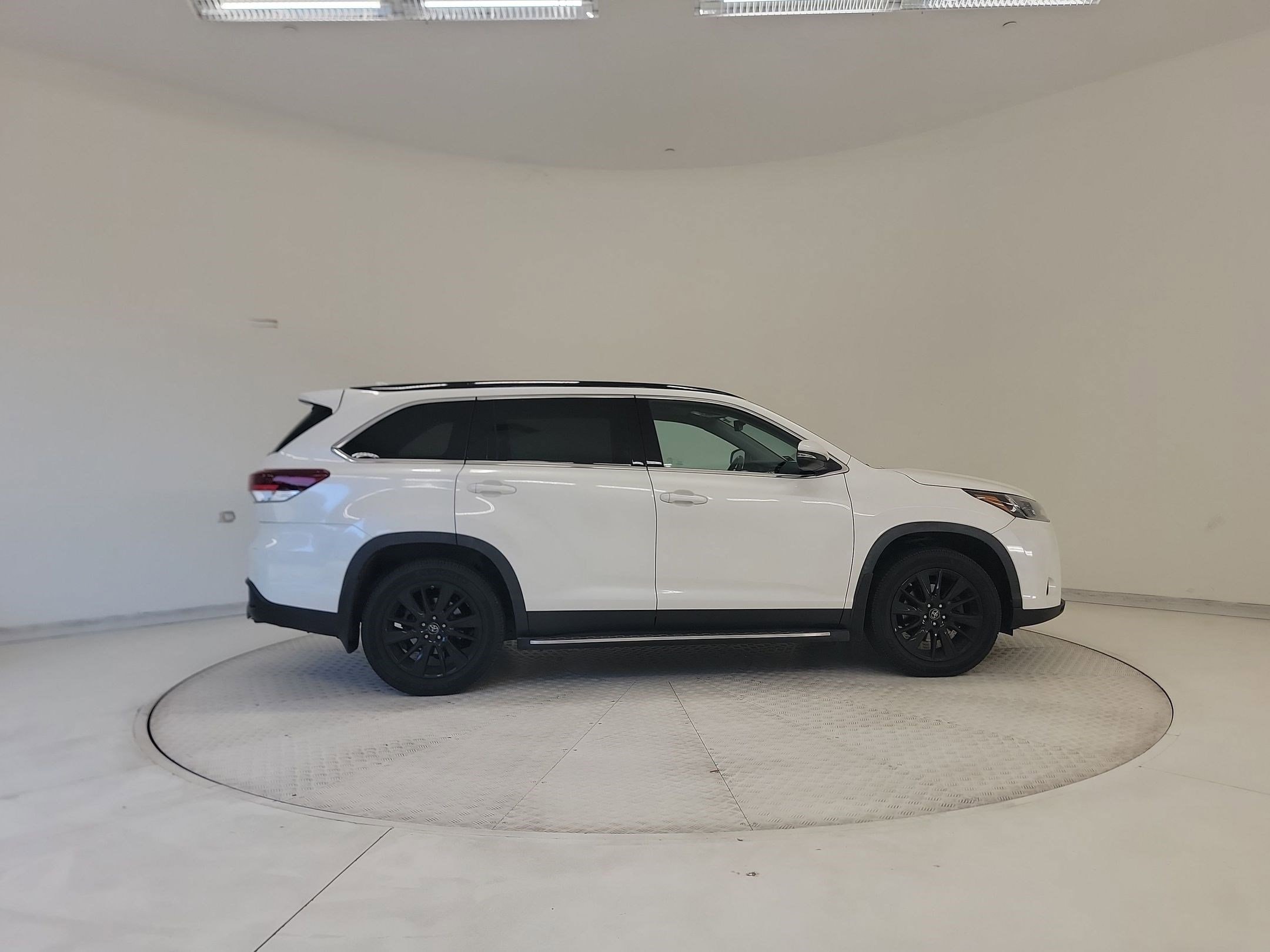 Highlander SE SUV