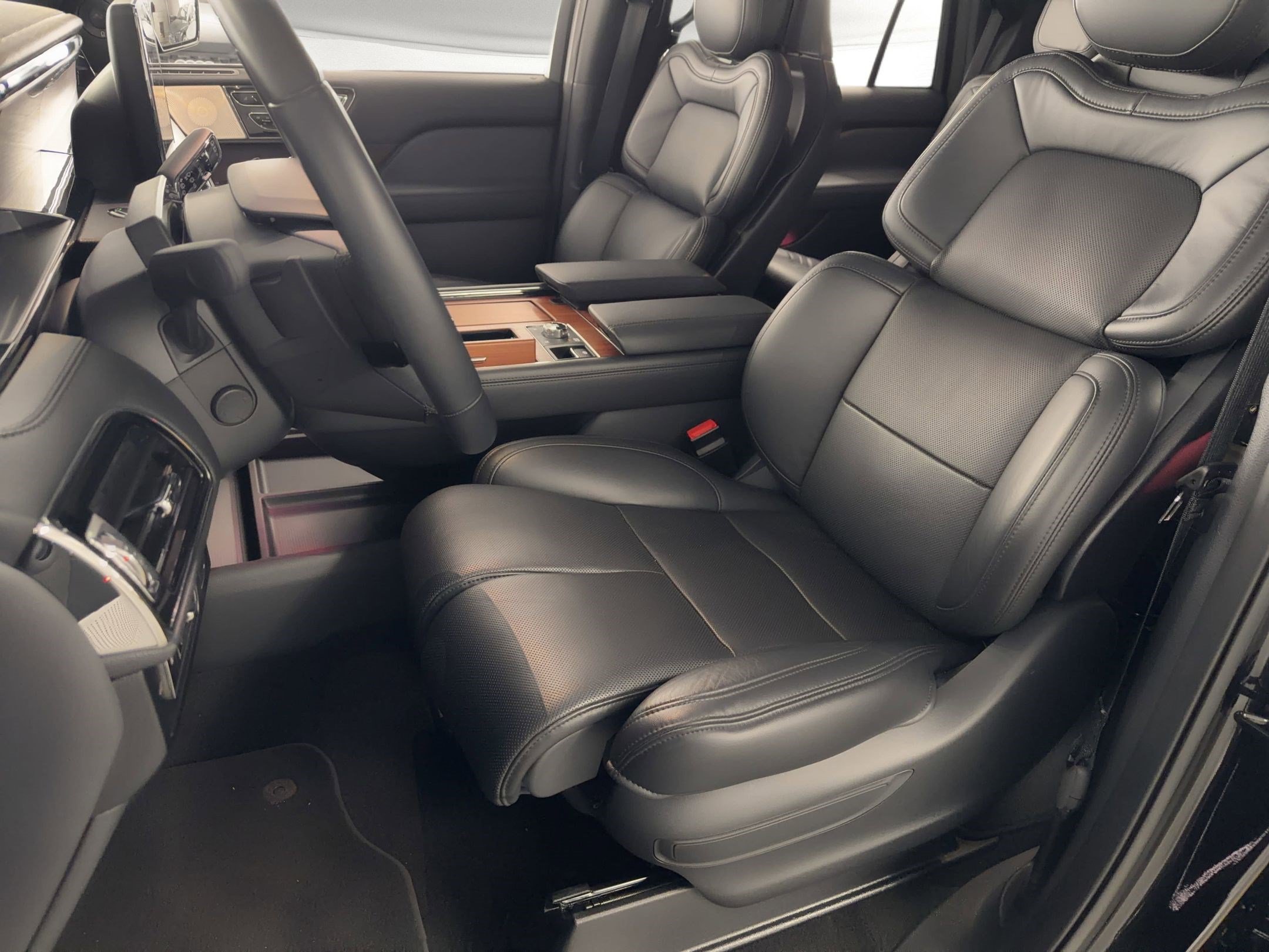 Navigator Reserve SUV