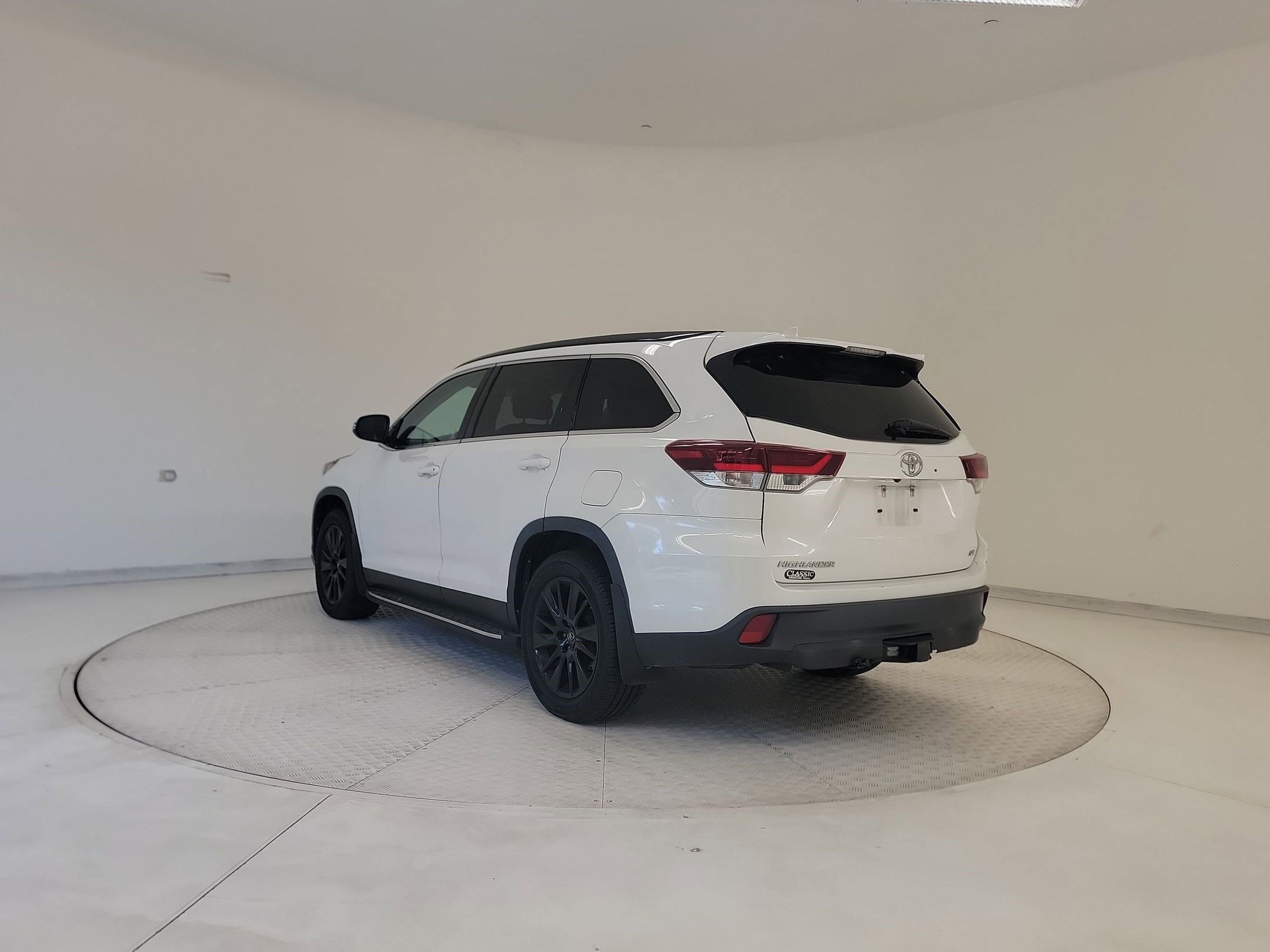 Highlander SE SUV