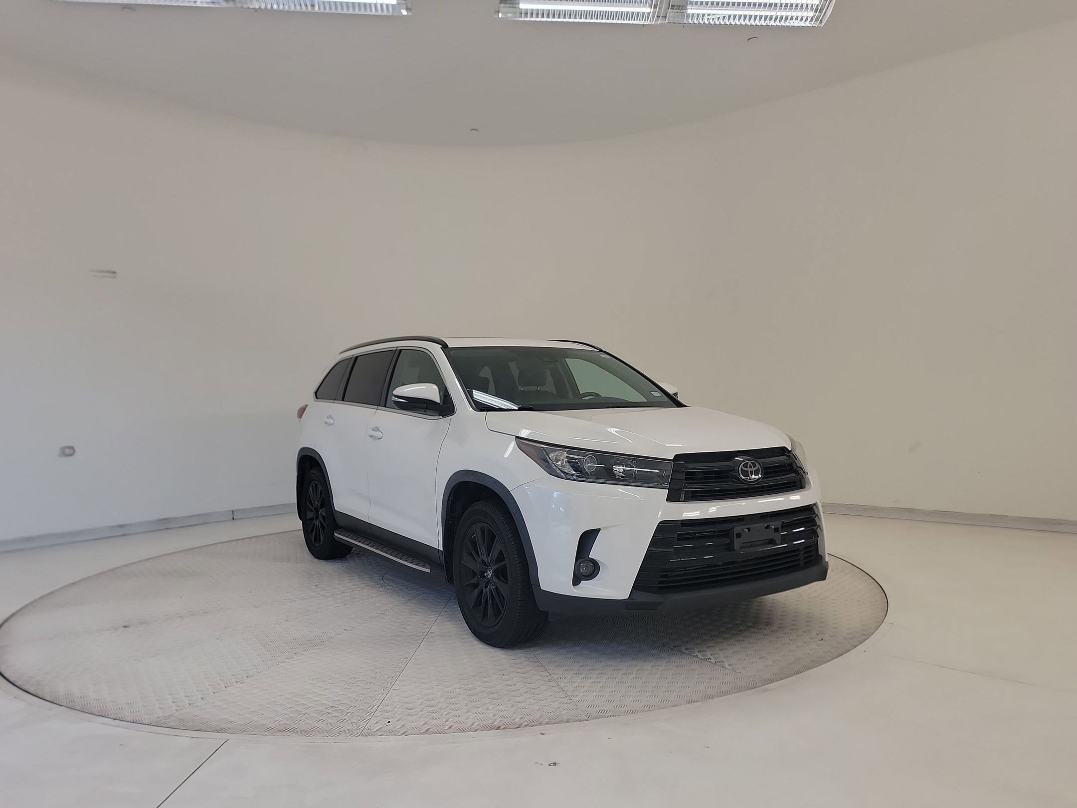 Highlander SE SUV