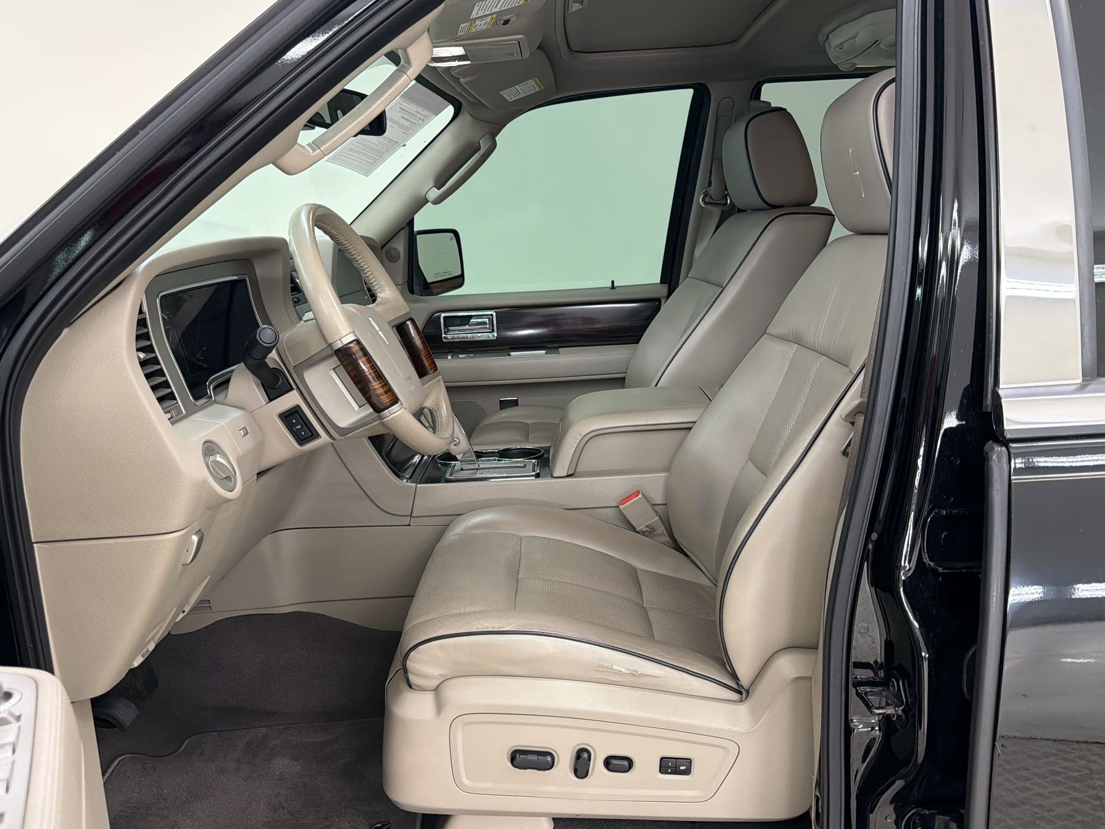 Navigator Navigator (2WD 4dr) SUV