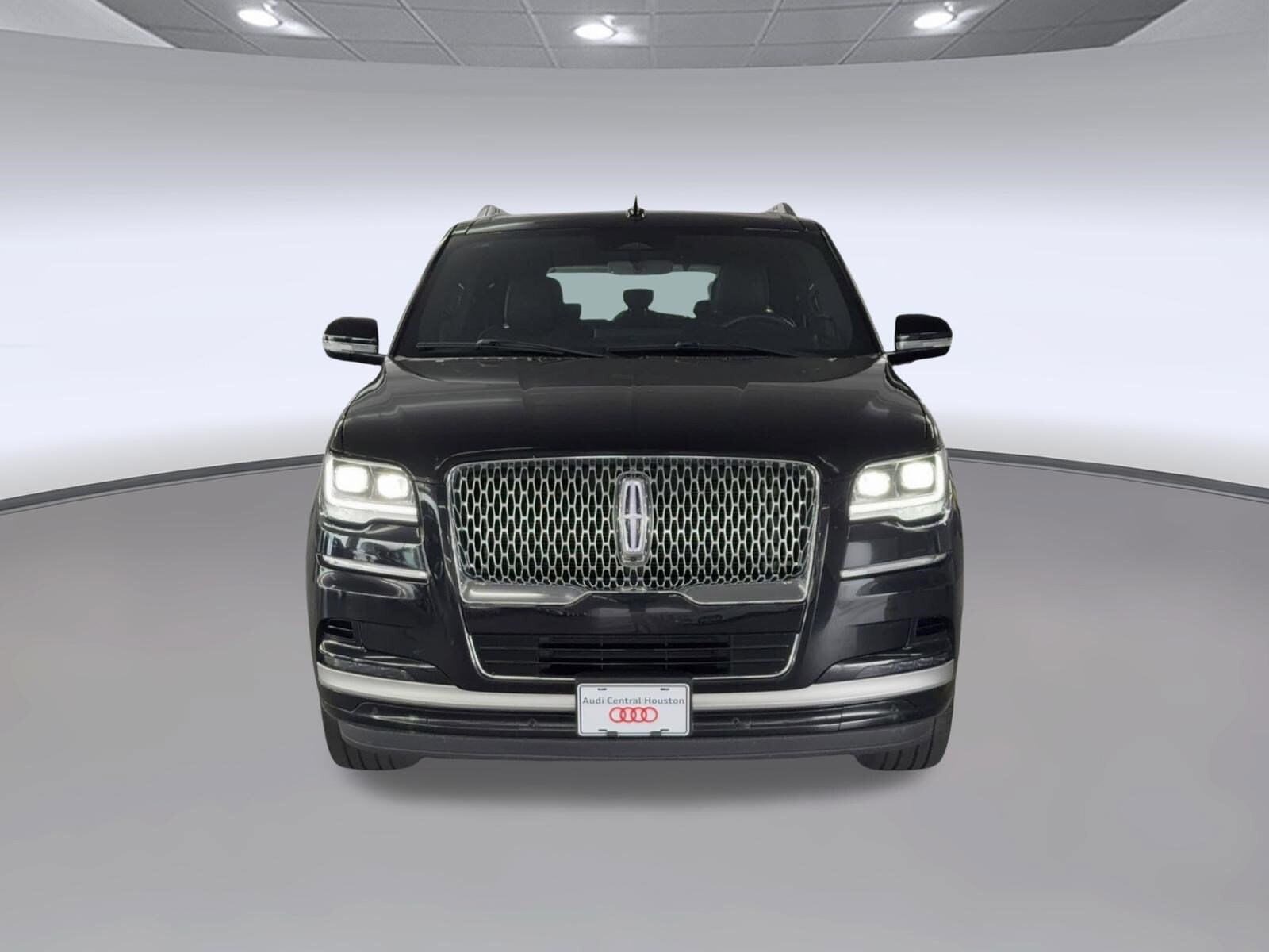 Navigator Reserve SUV