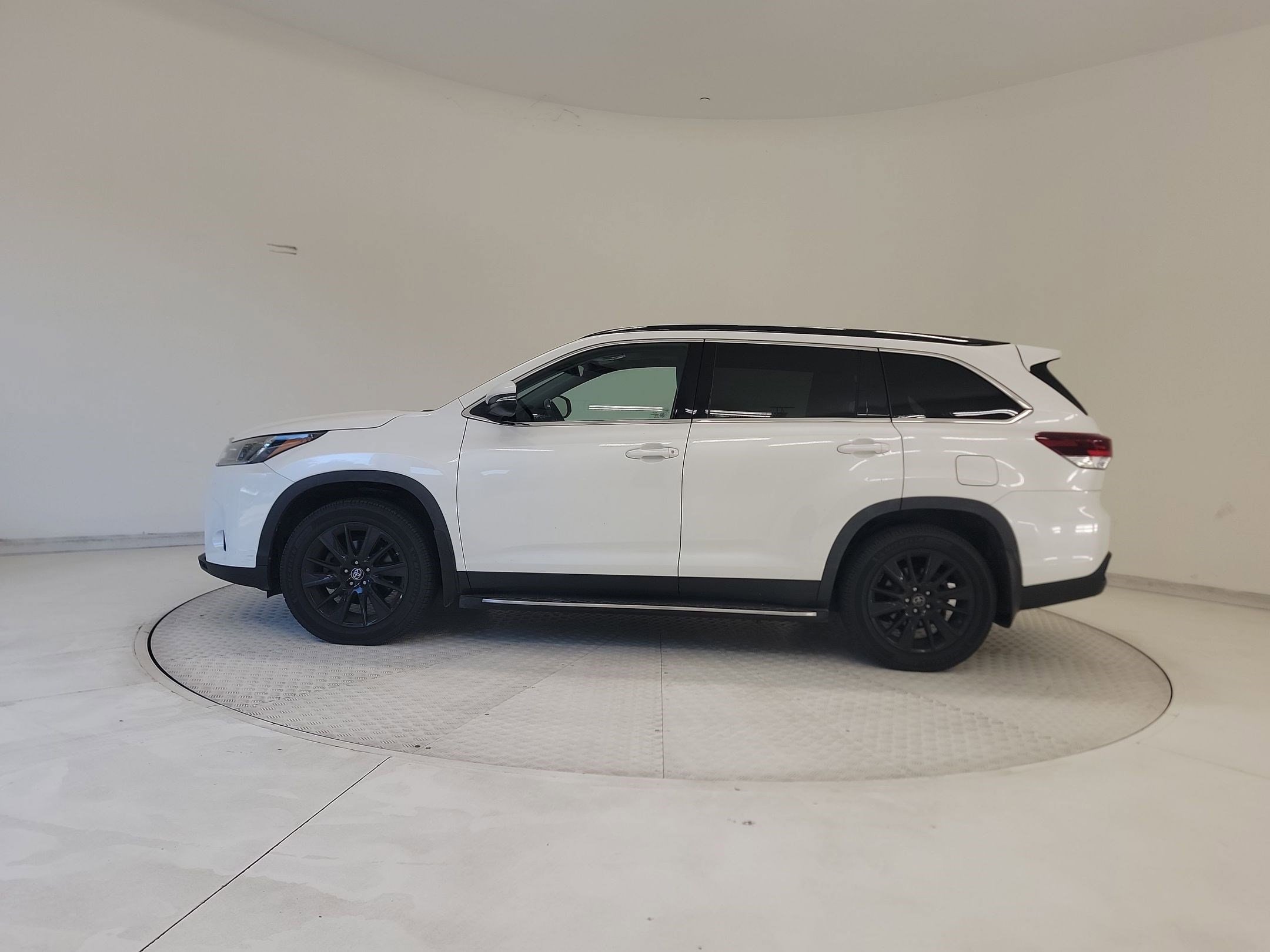 Highlander SE SUV